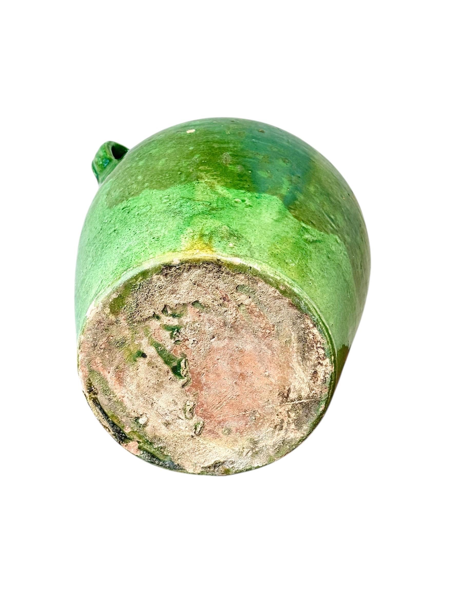 Olla confitada francesa esmaltada en verde del siglo XIX en venta 1