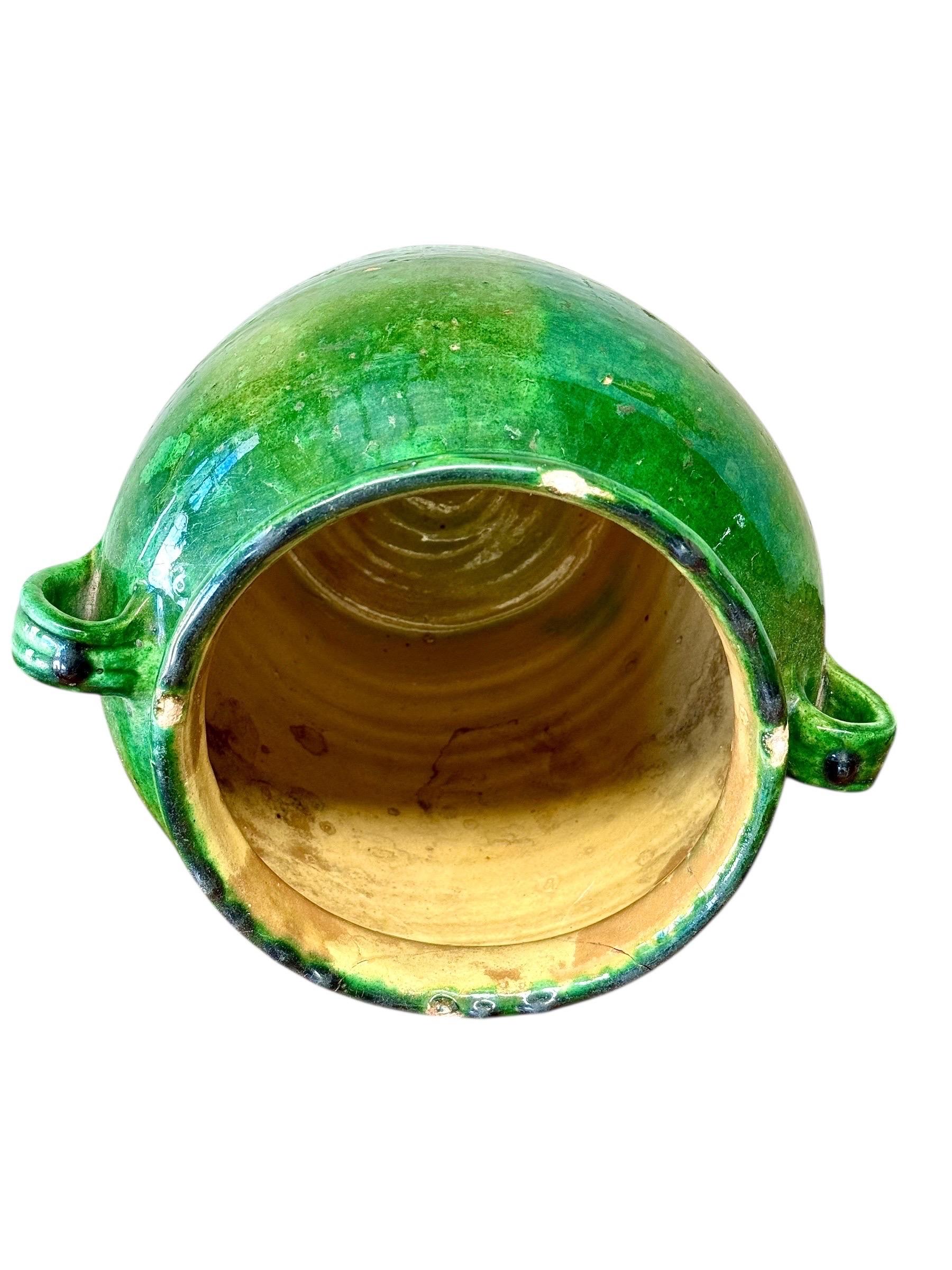 Olla confitada francesa esmaltada en verde del siglo XIX en venta 2