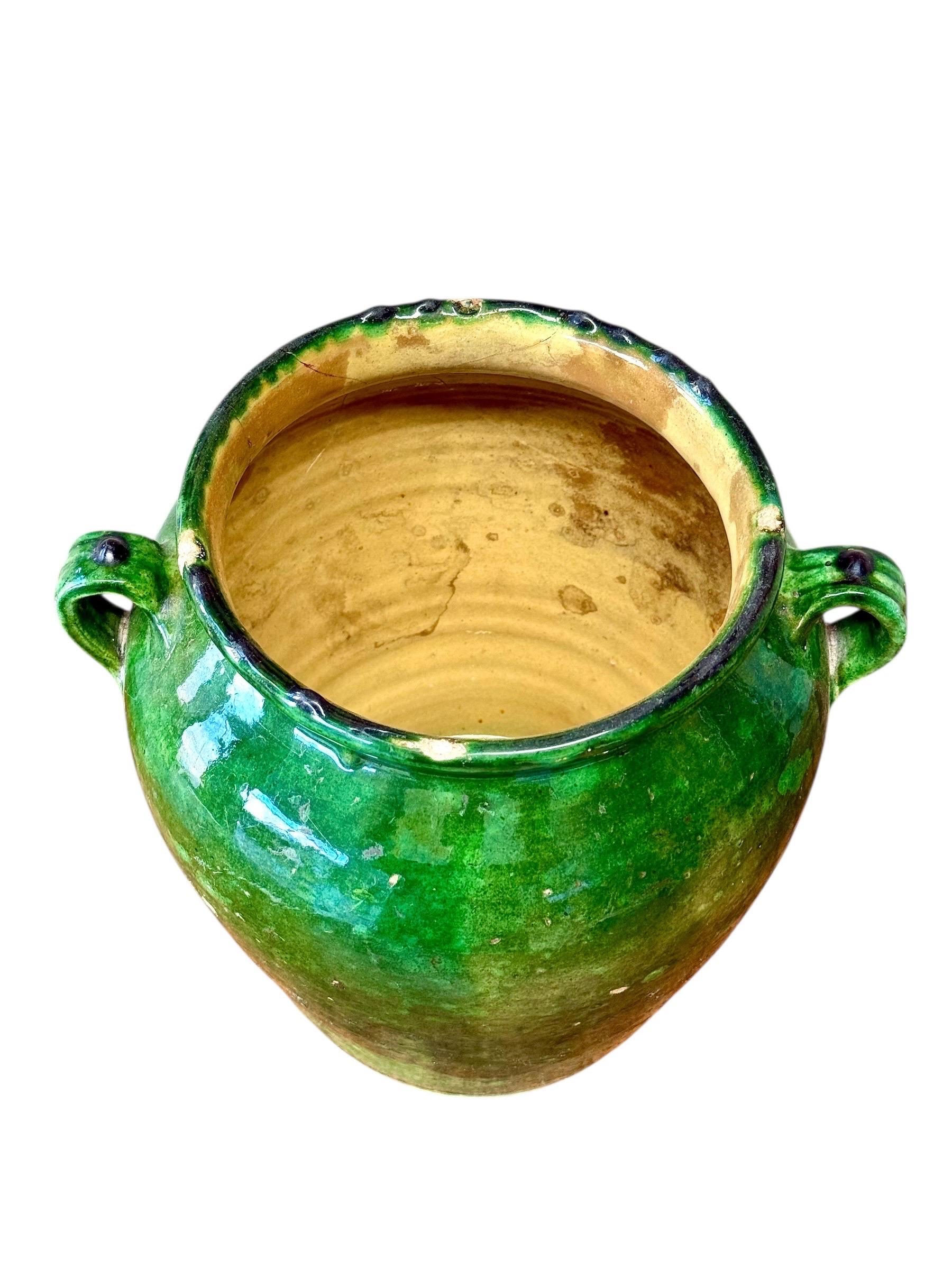 Olla confitada francesa esmaltada en verde del siglo XIX en venta 3