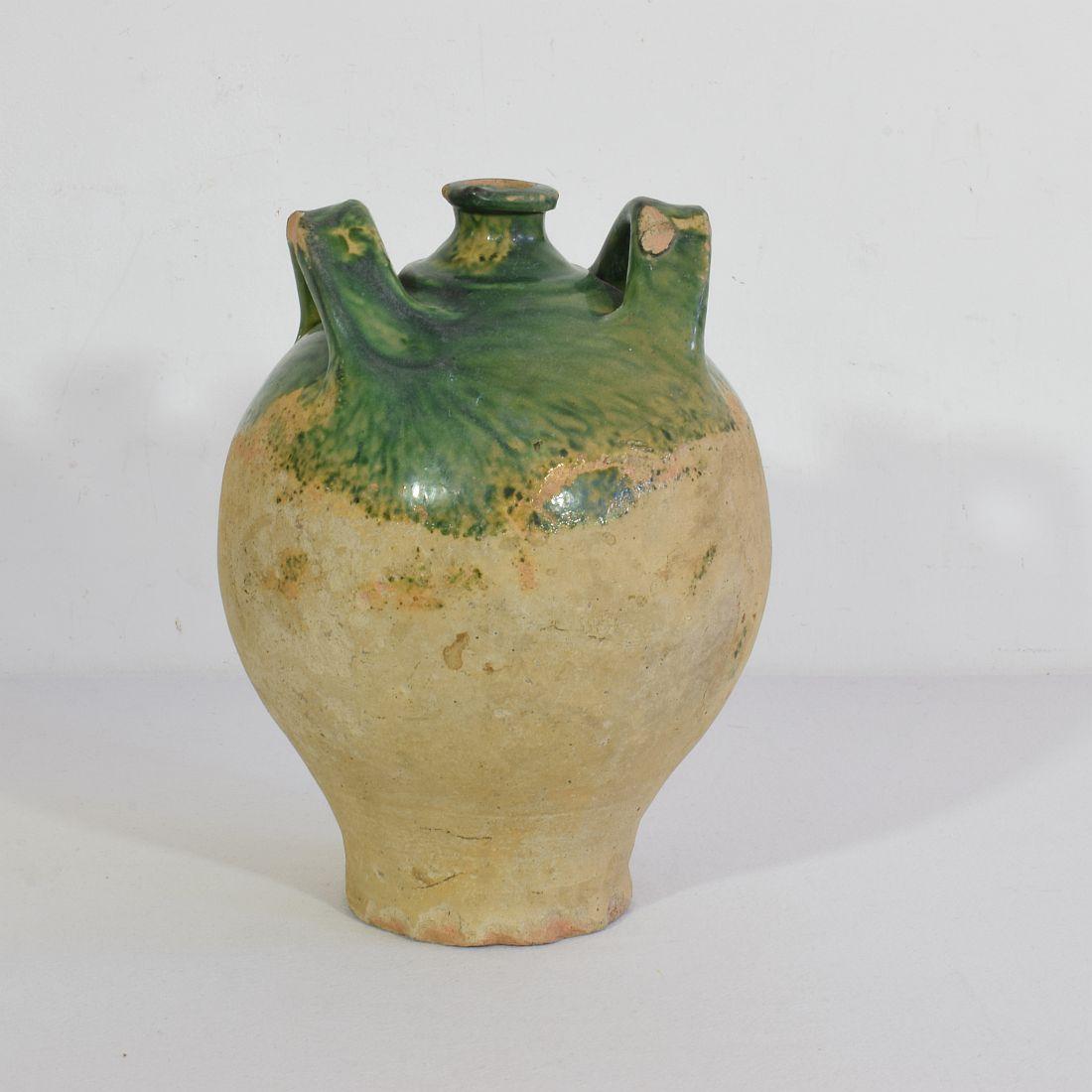 Französischer grüner glasierter Steingutkrug oder Wasserkrug aus dem 19. Jahrhundert im Zustand „Gut“ im Angebot in Buisson, FR