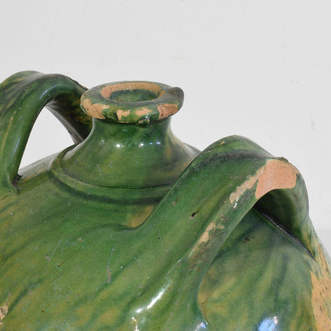 Französischer grüner glasierter Steingutkrug oder Wasserkrug aus dem 19. Jahrhundert im Angebot 1
