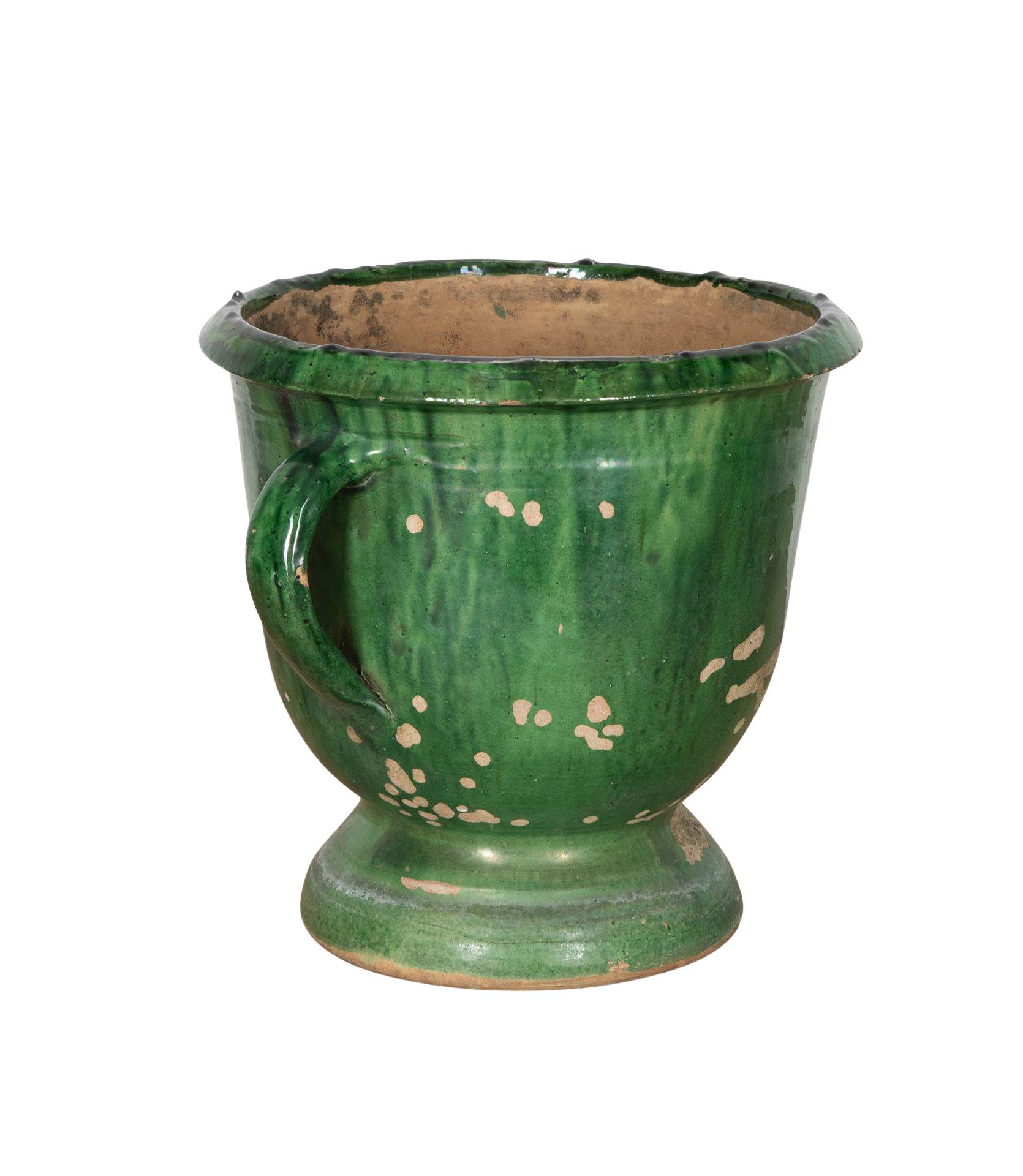 Pot à glaçure verte du 19e siècle avec poignées. 
Date d'environ 1890. 