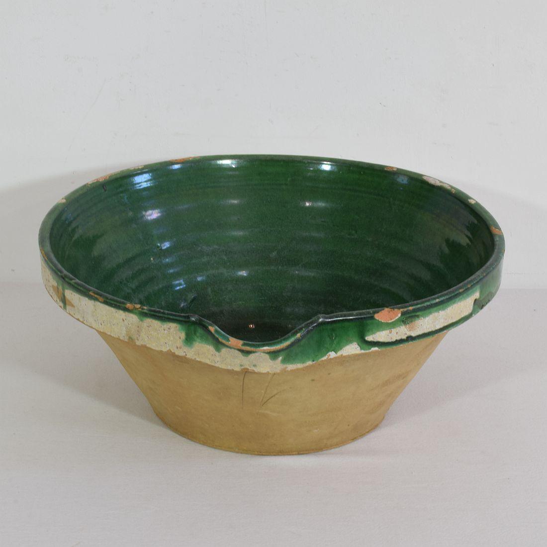 Grande pezzo di ceramica della Provenza. Un bel colore verde.
Una dichiarazione sorprendente sul tuo piano di lavoro.
Francia, circa 1850.
Buone condizioni, ma con segni del tempo.