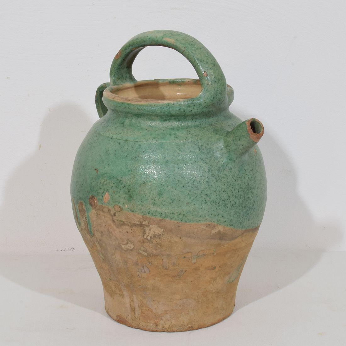 Gran pieza de cerámica auténtica de la Provenza. Esmalte único y raro. Precioso desgastado. Los desconchones y las imperfecciones ayudan a autentificar esta cruche de agua, ya que era una pieza de tipo utilitario,
Francia, hacia 1850-1900
Buen