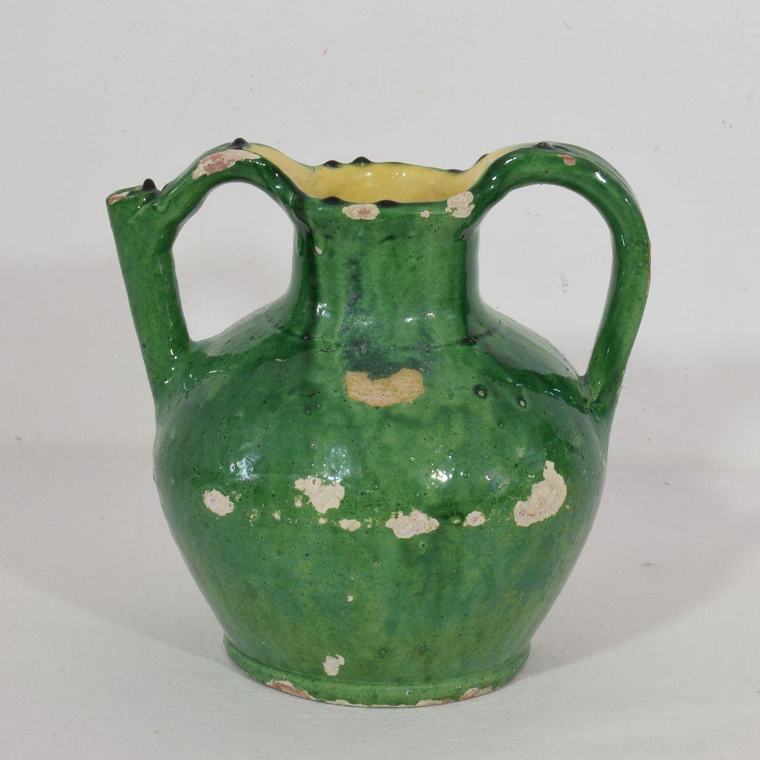 Französischer grüner glasierter Terrakotta-Krug oder Wasserkrug aus dem 19. Jahrhundert im Zustand „Gut“ im Angebot in Buisson, FR