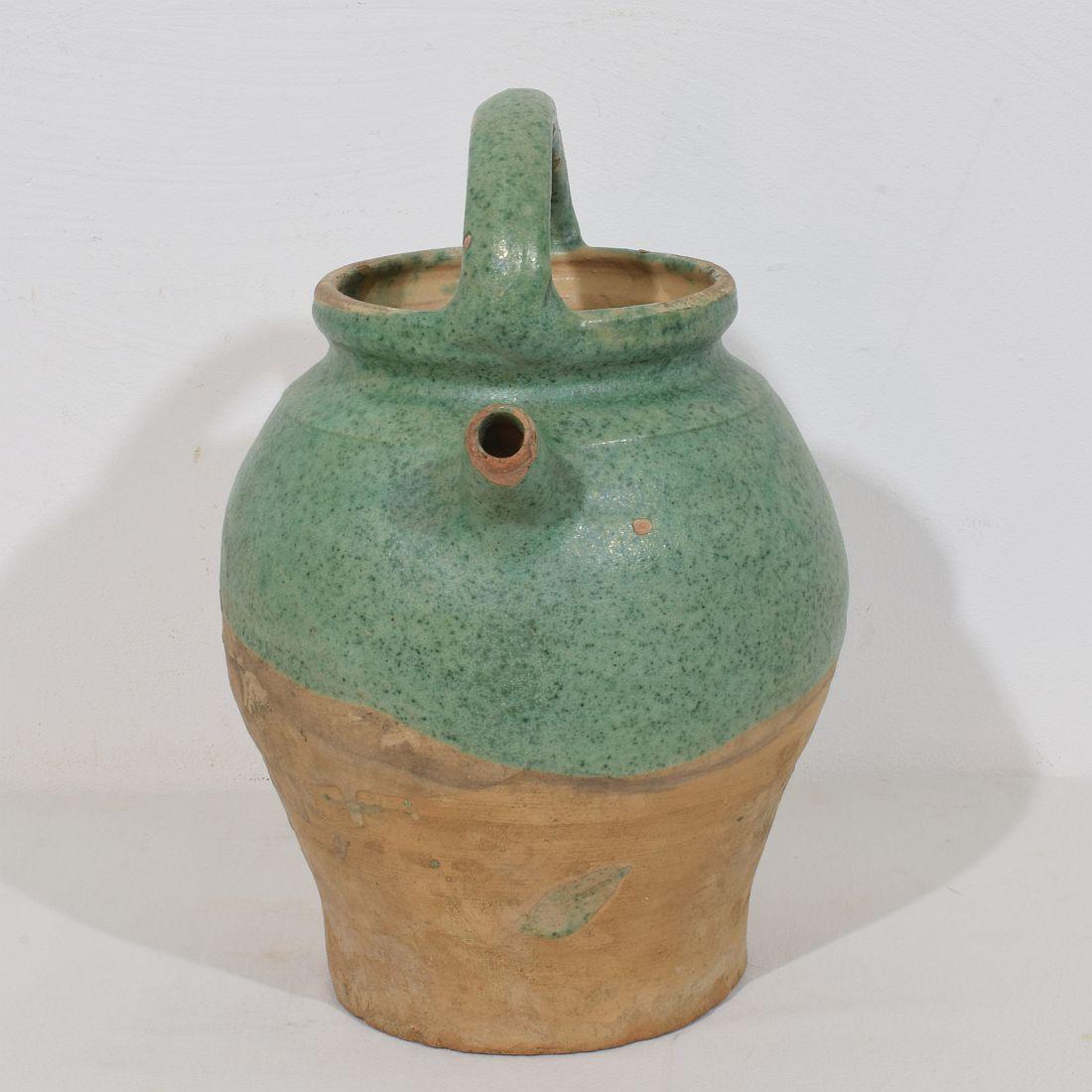 Brocca in terracotta francese smaltata di colore verde del XIX secolo In condizioni buone in vendita a Buisson, FR