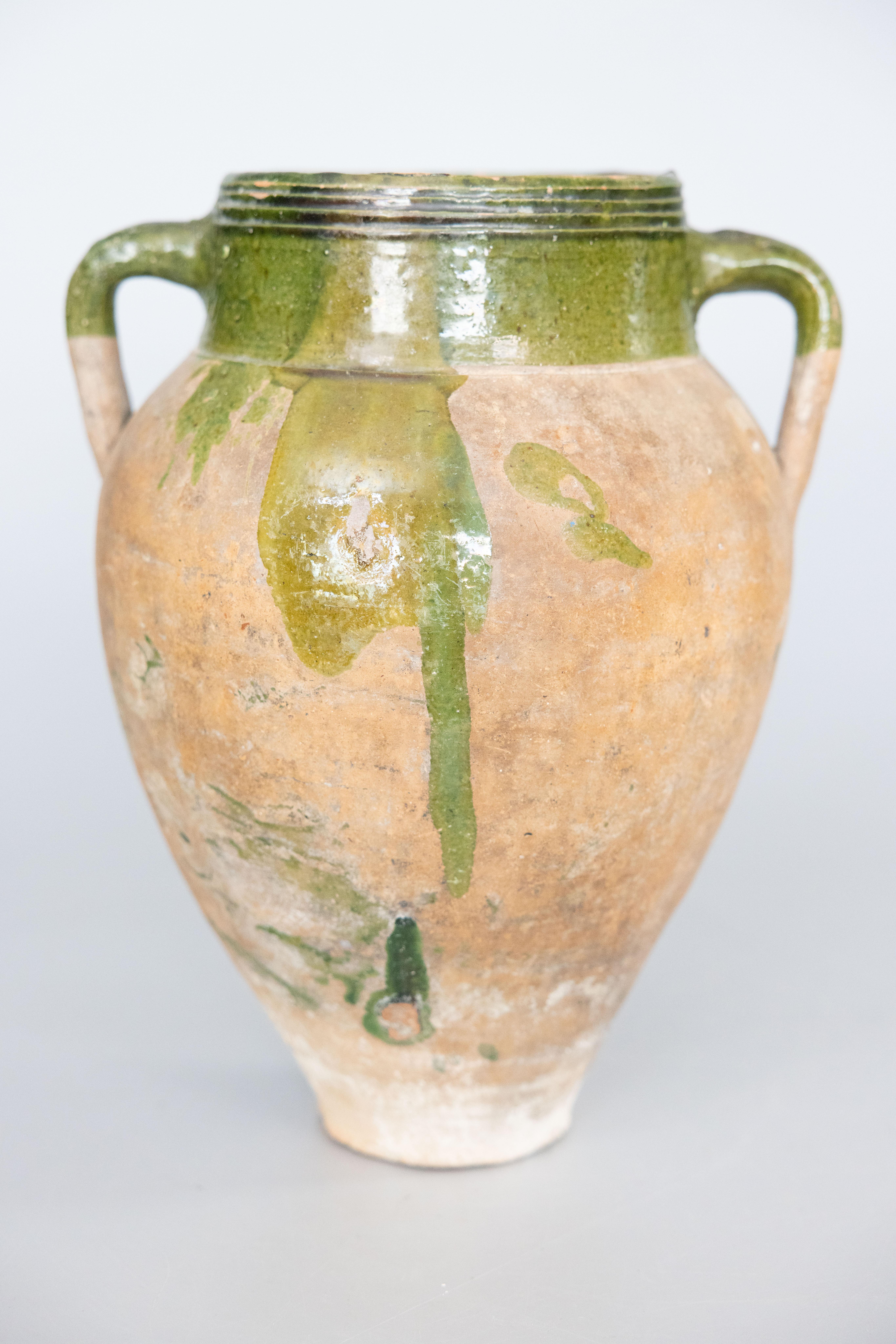 Französische grün glasierte Terrakotta-Olivglasur-Urnenvase aus dem 19. Jahrhundert im Angebot 1