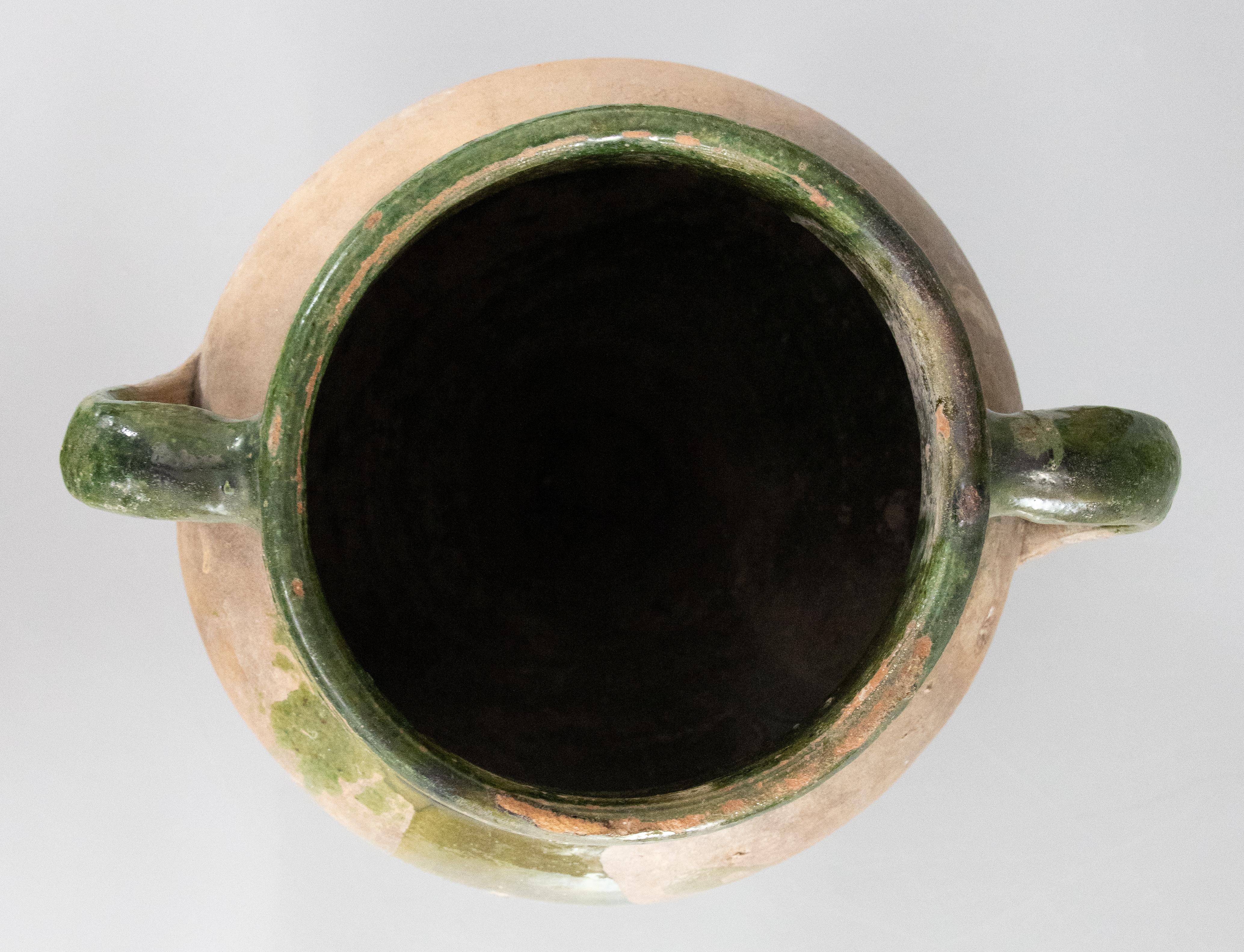 Französische grün glasierte Terrakotta-Olivglasur-Urnenvase aus dem 19. Jahrhundert im Angebot 2