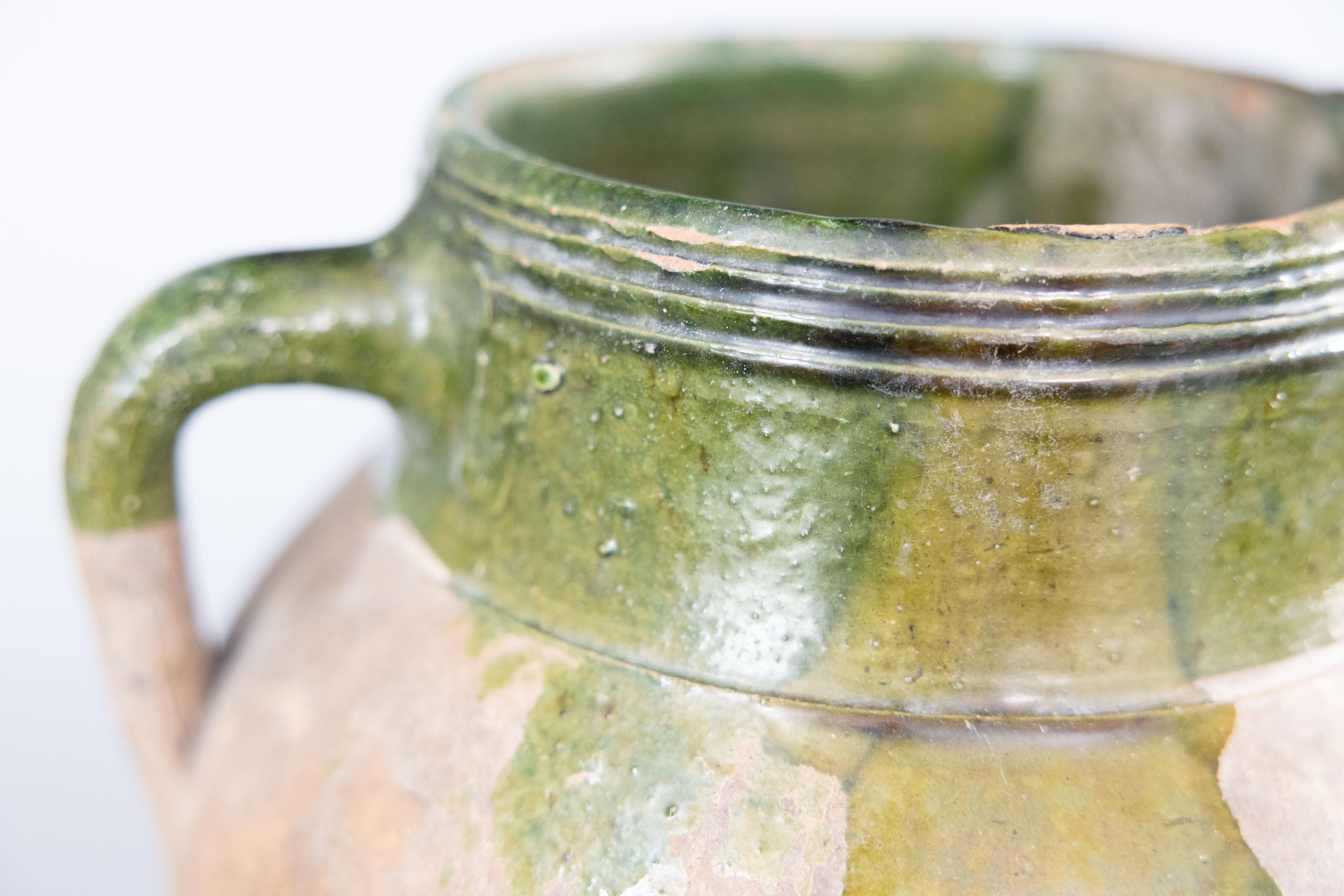 Französische grün glasierte Terrakotta-Olivglasur-Urnenvase aus dem 19. Jahrhundert im Angebot 3