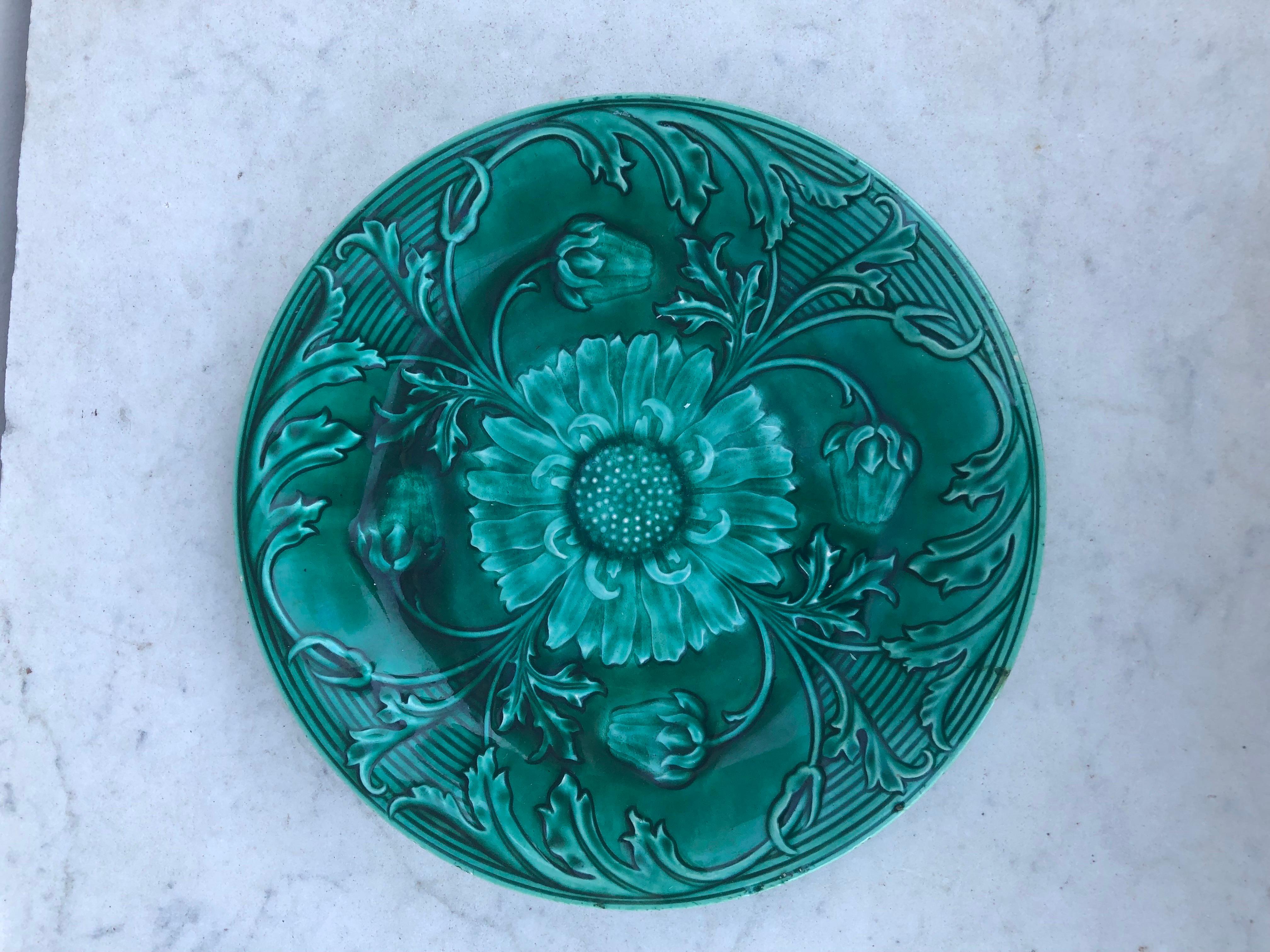 19th Century French Green Majolica Daisy Plate Saint Clement In Good Condition In Austin, TX