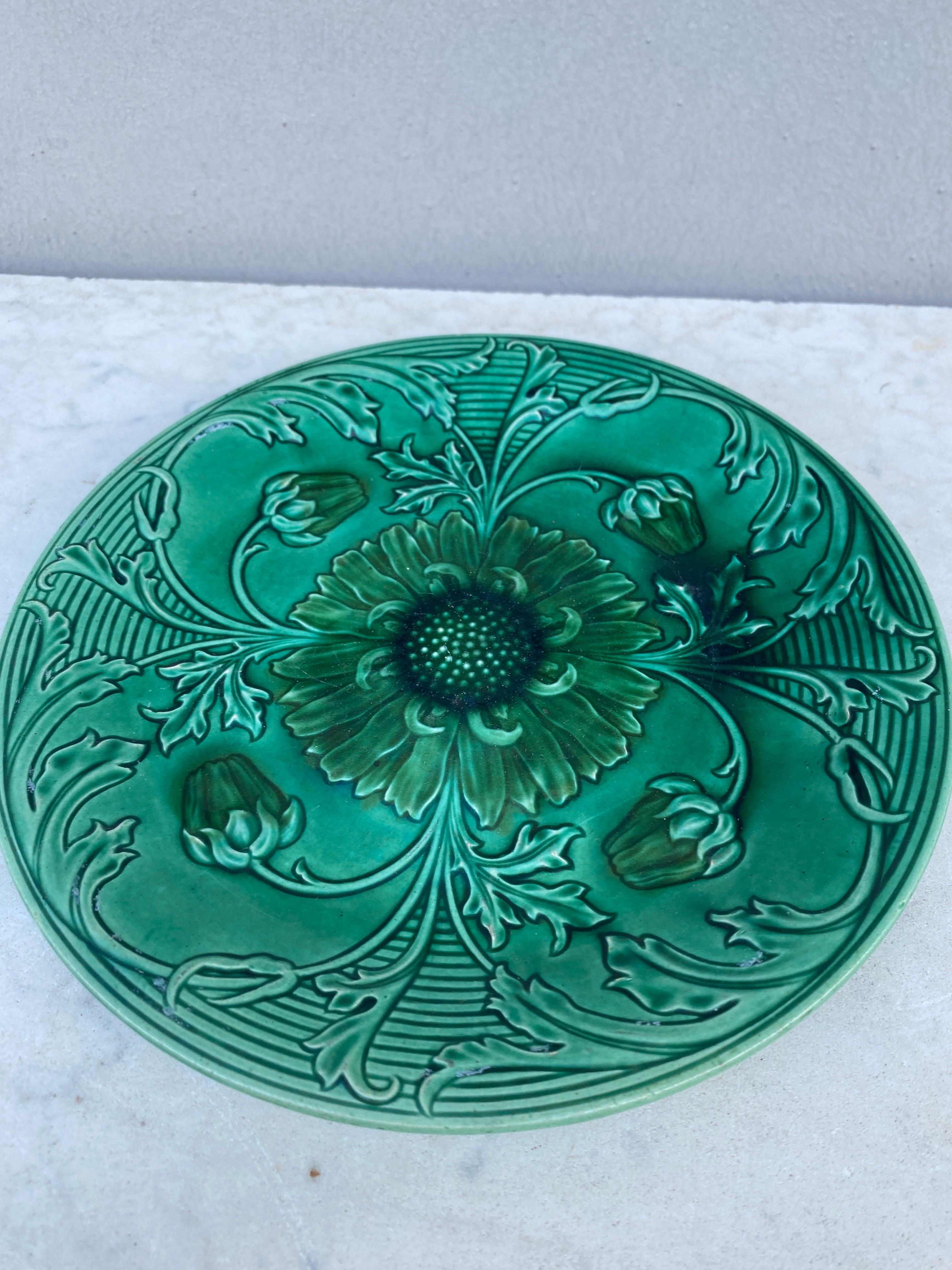 19th Century French Green Majolica Daisy Plate Saint Clement In Good Condition In Austin, TX