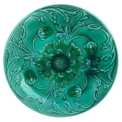 Assiette marguerite en majolique verte du 19ème siècle Saint-Clément