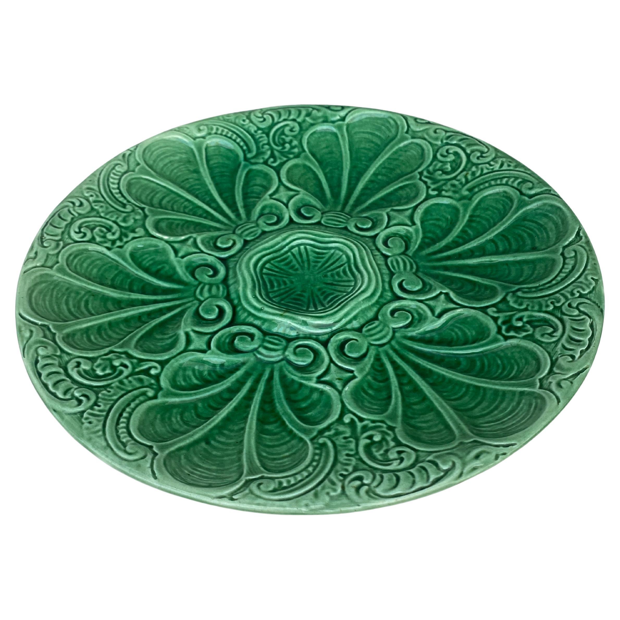 Bunter französischer Majolikateller mit stilisierten Blättern, um 1890.
Sehr seltene Farbe.