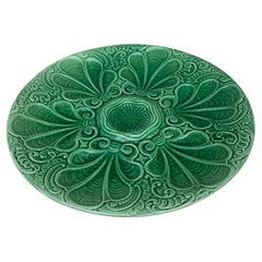 Assiette à huîtres en majolique verte française du XIXe siècle
