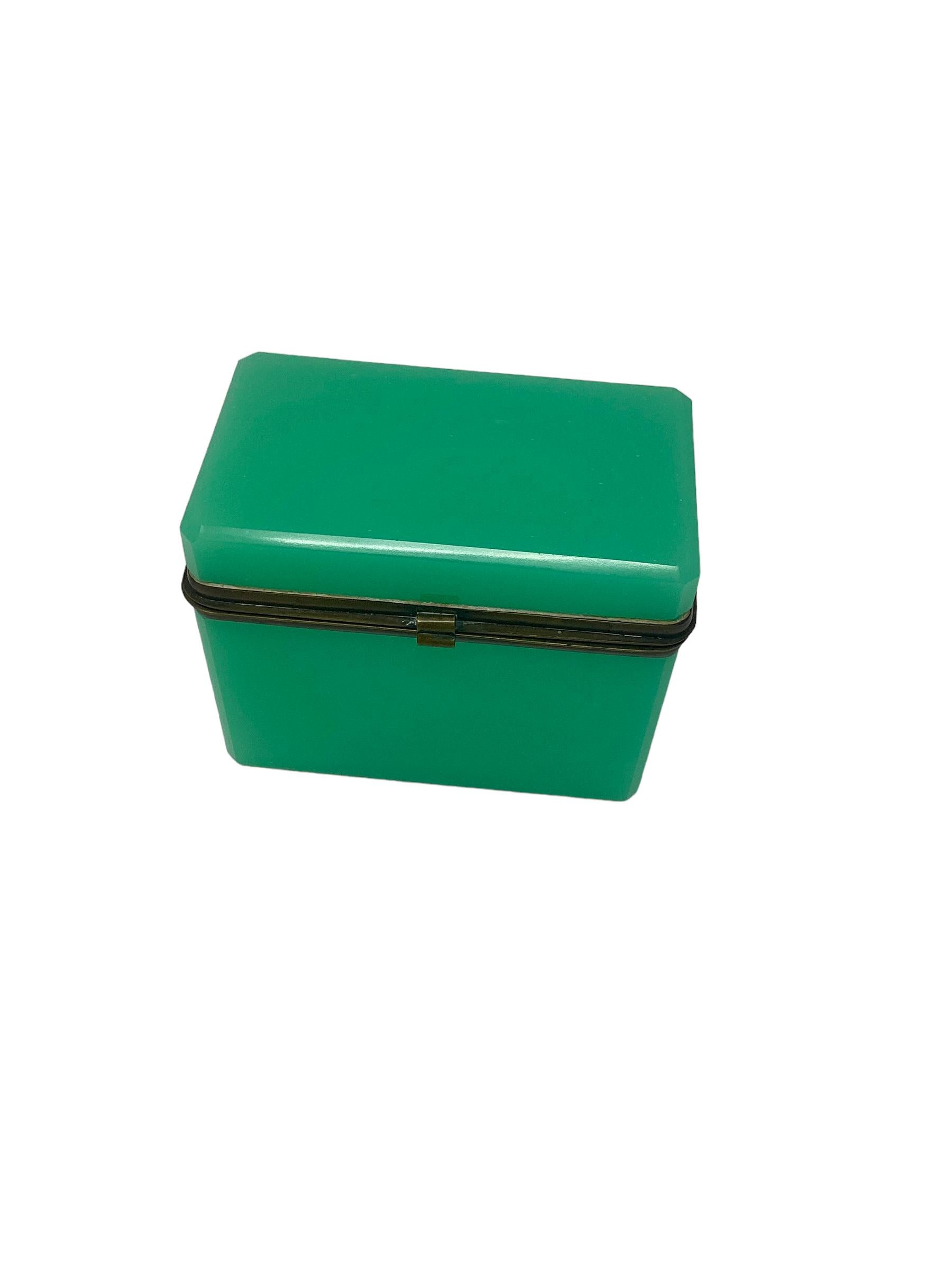 Francese Scatola in vetro verde opalino francese del XIX secolo in vendita