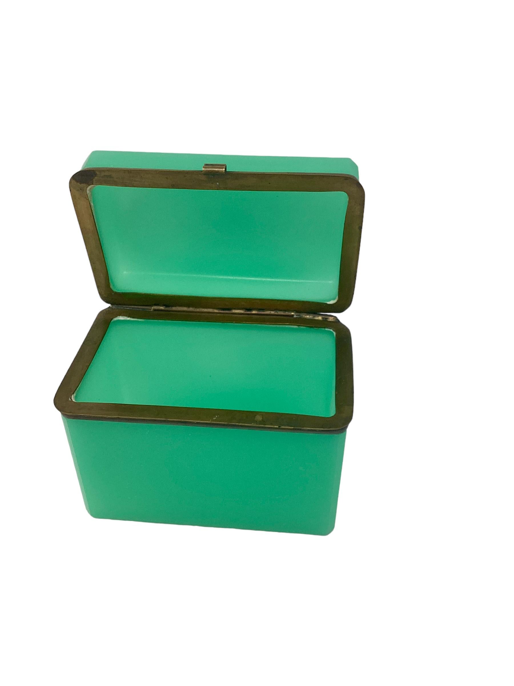 19th Century French Green Opaline Glass Box For Sale 1