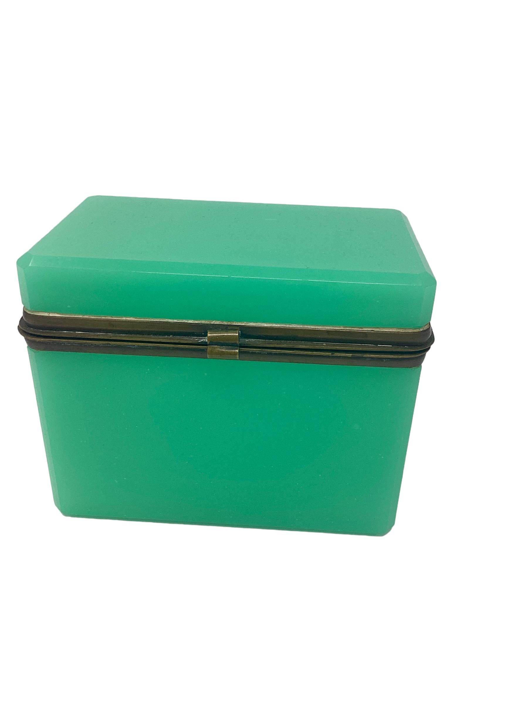 19th Century French Green Opaline Glass Box For Sale 2