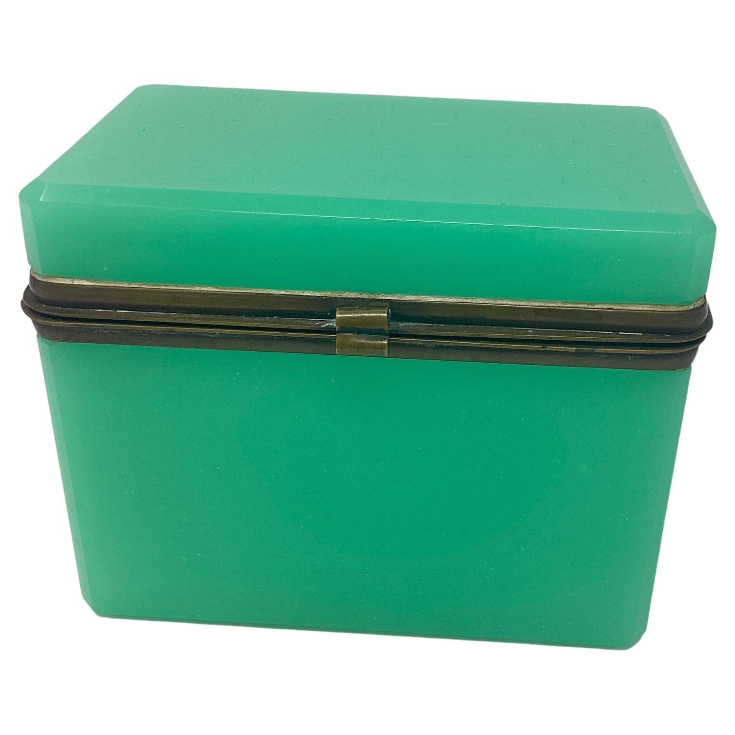 Caja de cristal opalino verde francés del siglo XIX