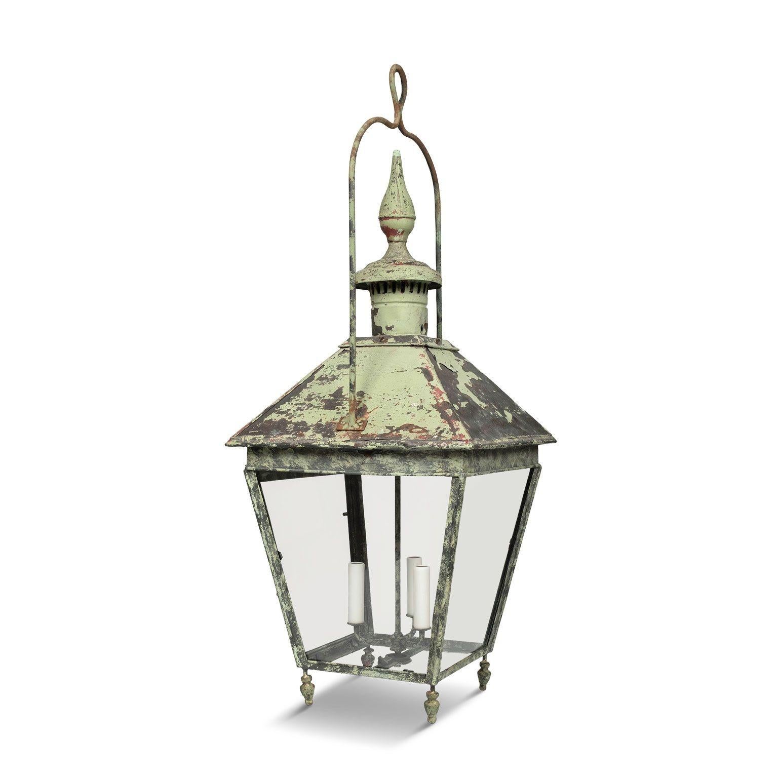 Lanterne du XIXe siècle en cuivre peint en vert et en verre, circa 1850-1889. Vestiges de peinture vert clair sur patine naturelle vert-de-gris et gris tacheté et belle, grande échelle. A l'origine, il s'agissait d'une lanterne de rue éclairée au