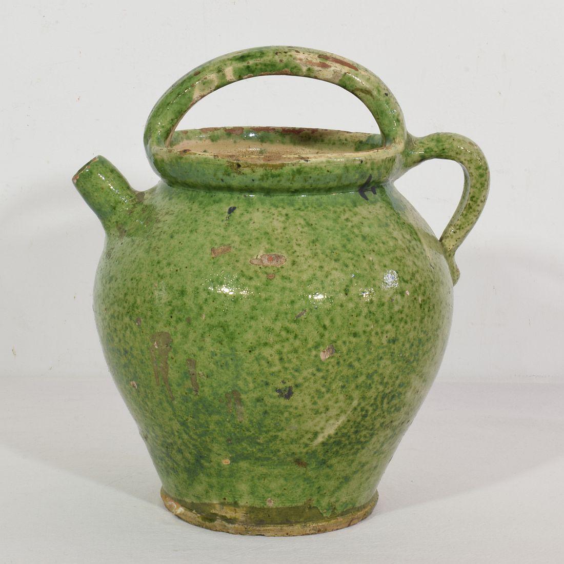 Vernissé Pichet ou cruche à eau en faïence émaillée verte/jaune du 19ème siècle en vente
