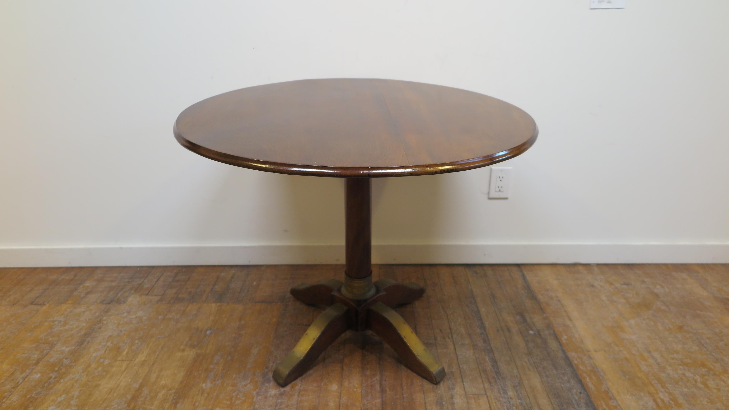 19th century French guéridon hall table. Center hall pedestal table of mahogany with brass details. Solid mahogany wood top, 1870, France. Very good condition.