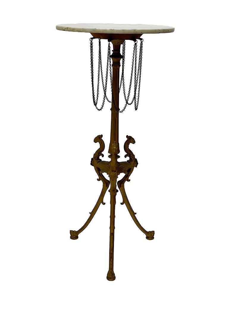 Französischer Guéridon-Beistelltisch des 19.

Französischer Guéridon-Tisch aus dem späten 19. Jahrhundert, aus vergoldetem Eisen mit einer Szene aus der griechischen Mythologie mit dem Phönix auf dem dreibeinigen Sockel. Mit Ketten an der Unterseite