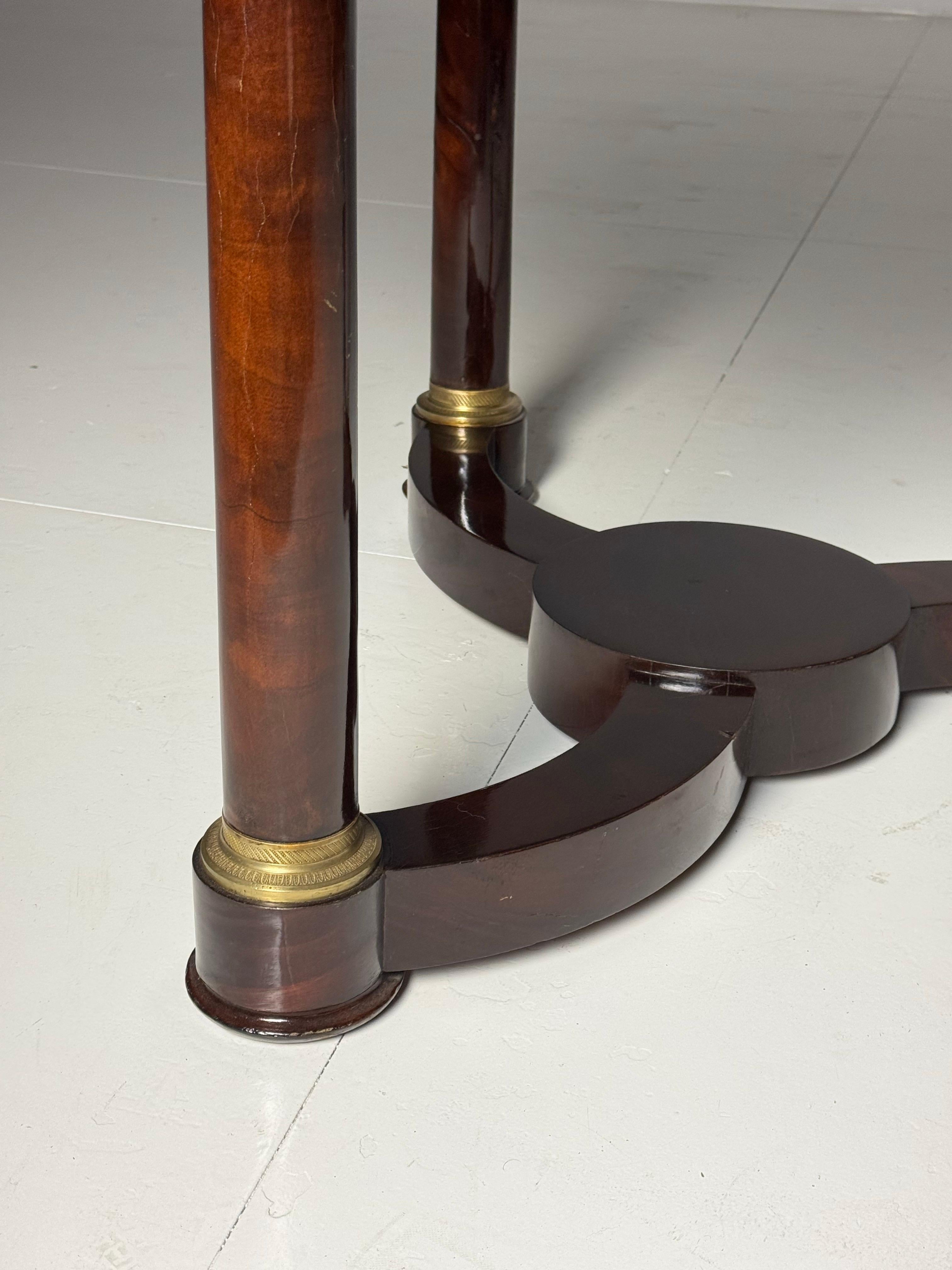 Mesa de centro Gueridón grande / Mesa de centro. Procede de Francia, siglo XIX. Con encimera de mármol. Chapa de caoba. En muy buen estado. Sólo un arañazo en la chapa (ver fotos).

Dimensiones: 73H x 97ø