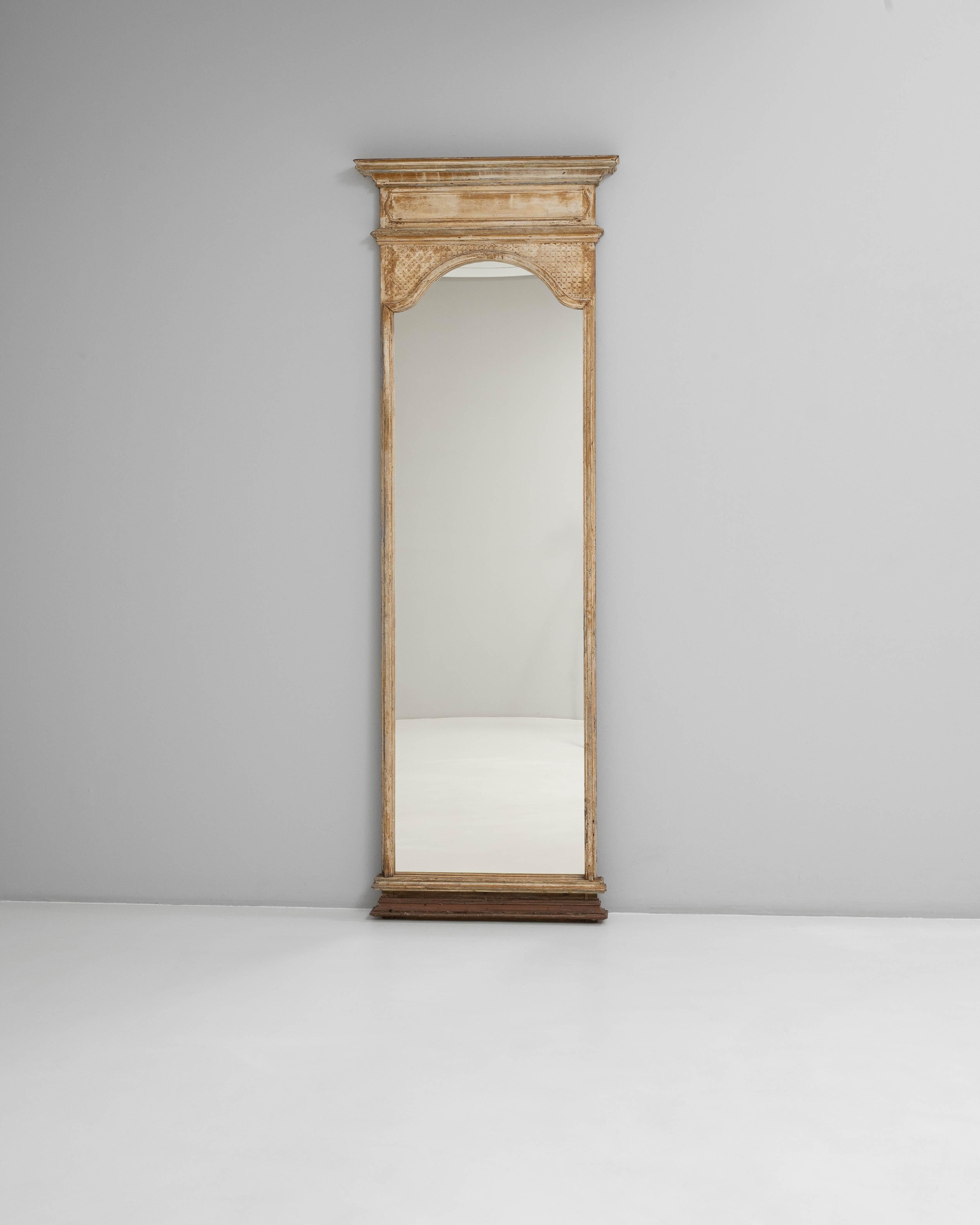 Questo specchio da terra gustaviano francese del XIX secolo con cresta ad arco mostra l'eleganza senza tempo del design neoclassico di influenza scandinava. Realizzato in Francia, le sue proporzioni alte e raffinate sono accentuate da una patina