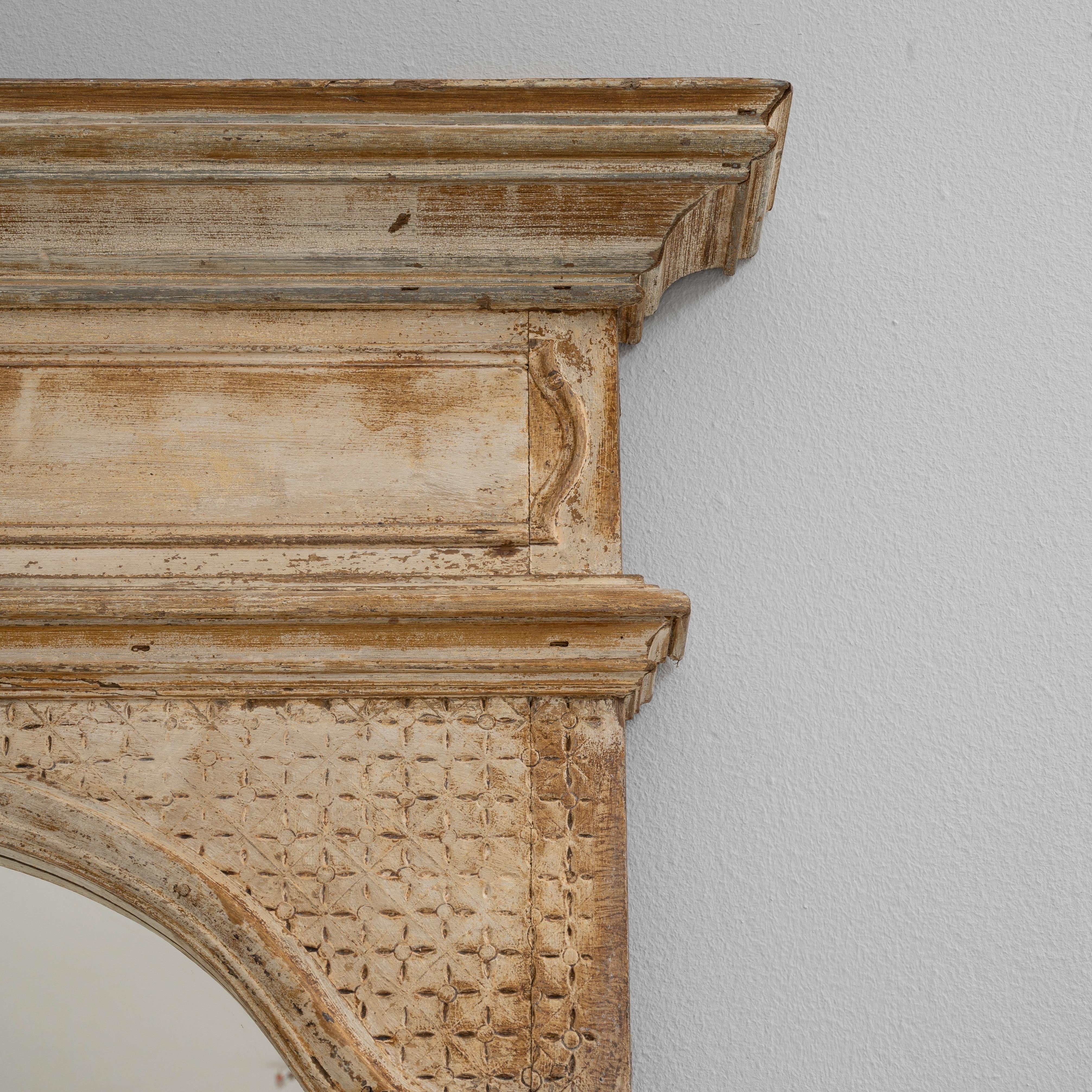 Specchio da terra gustaviano francese del XIX secolo con cresta ad arco in vendita 3