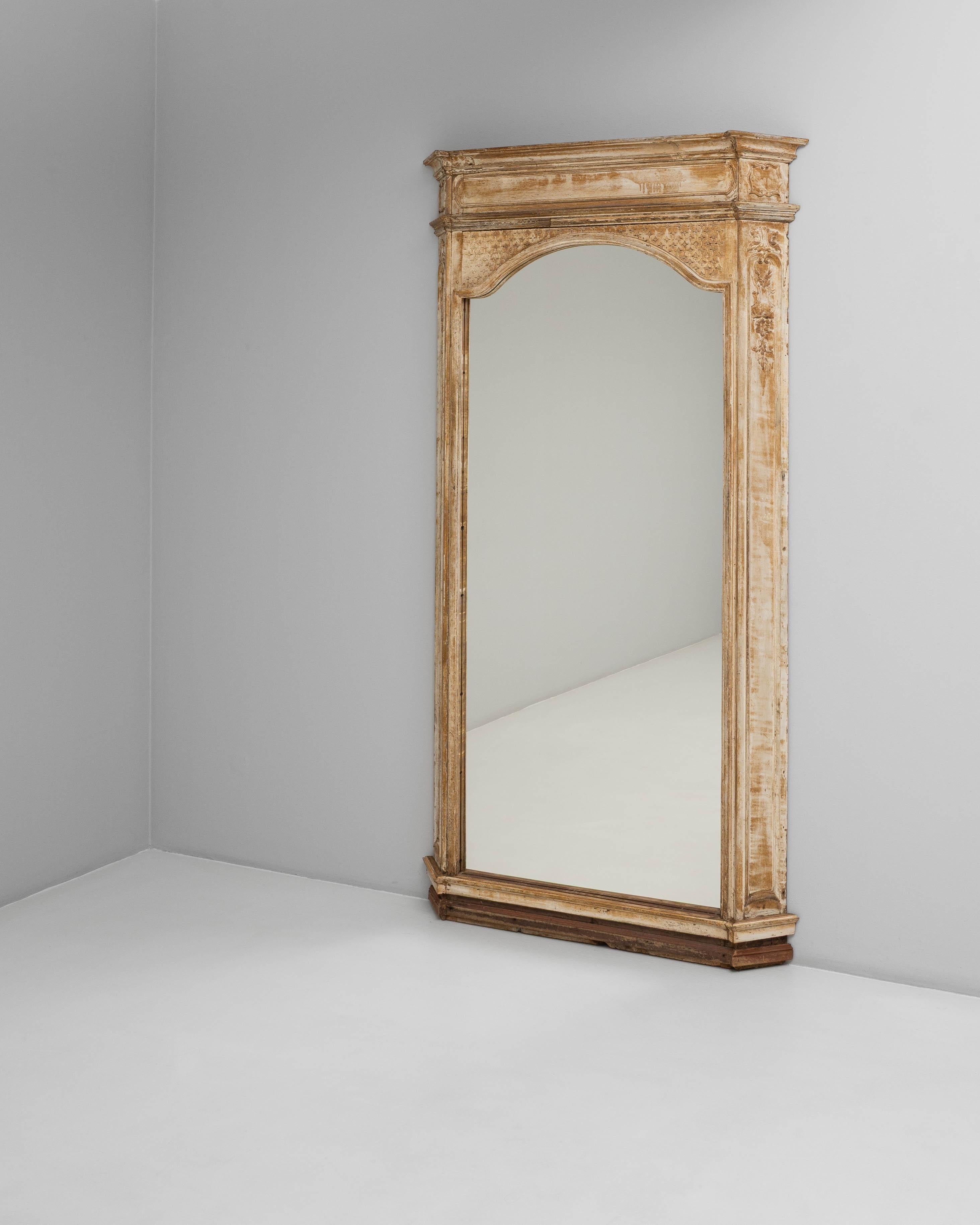 Specchio da terra gustaviano francese del XIX secolo con angoli inclinati In condizioni buone in vendita a High Point, NC