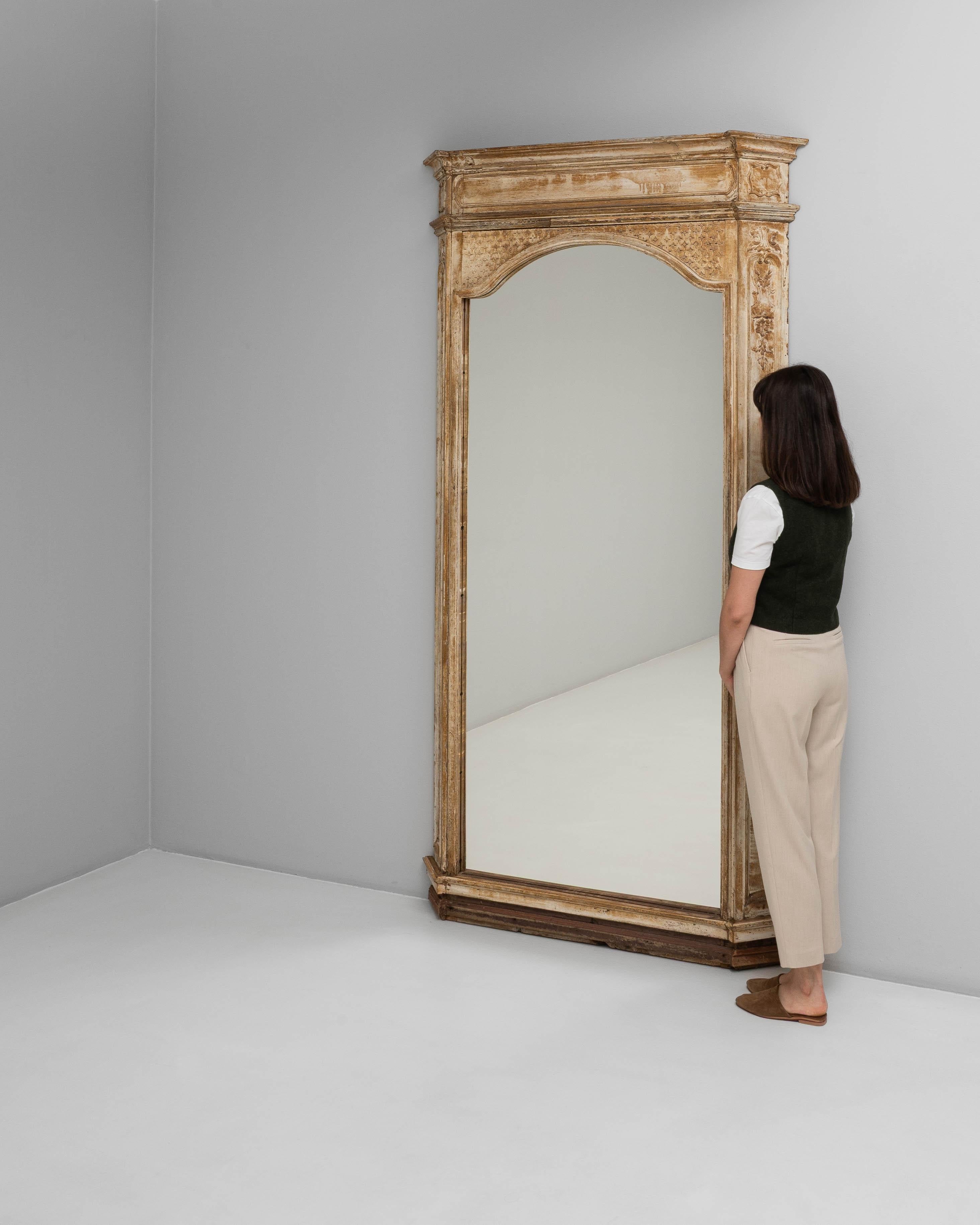 Vetro Specchio da terra gustaviano francese del XIX secolo con angoli inclinati in vendita