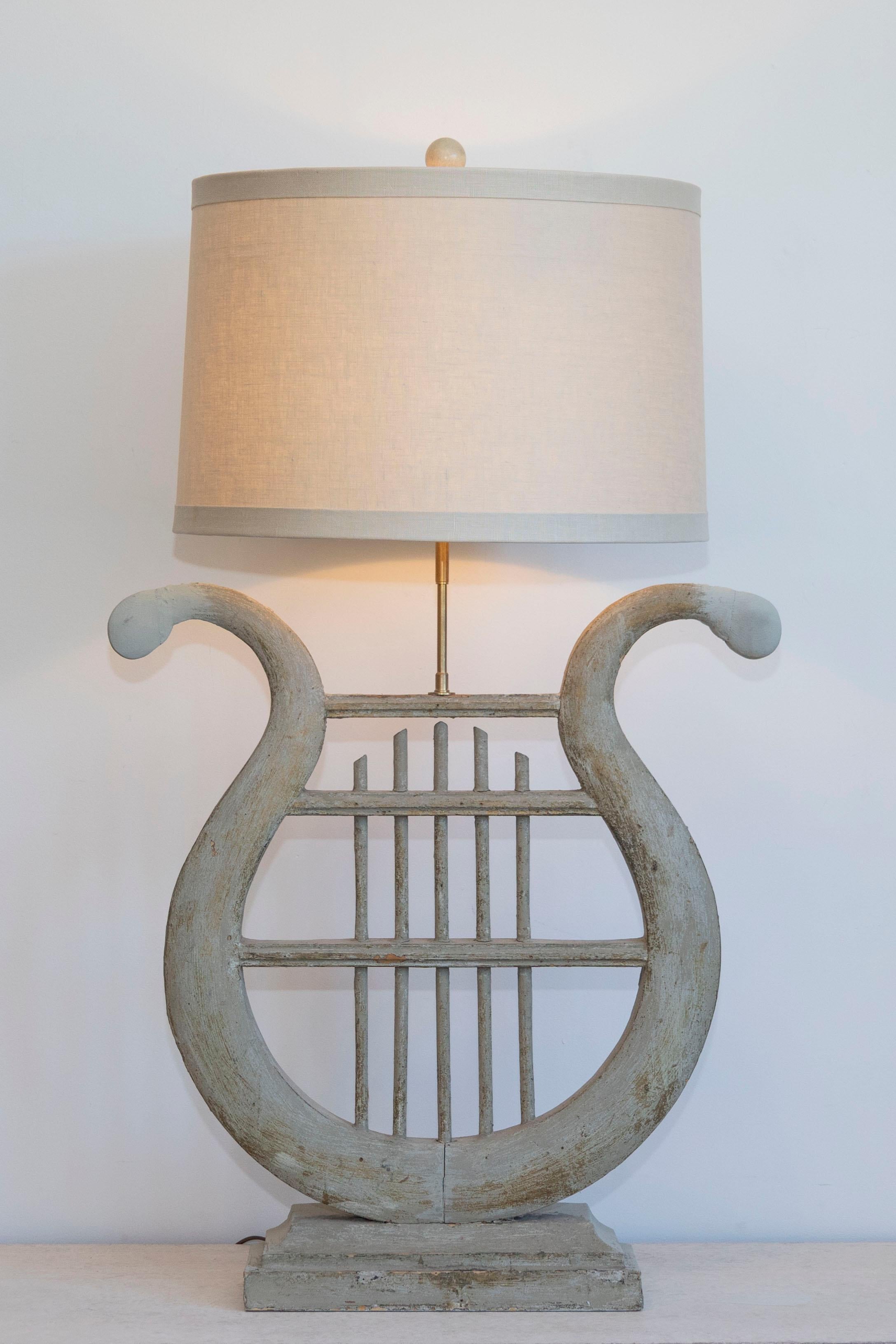 Gustavien Lampe de table lyre gustavienne française du 19ème siècle en bois vieilli avec abat-jour en vente