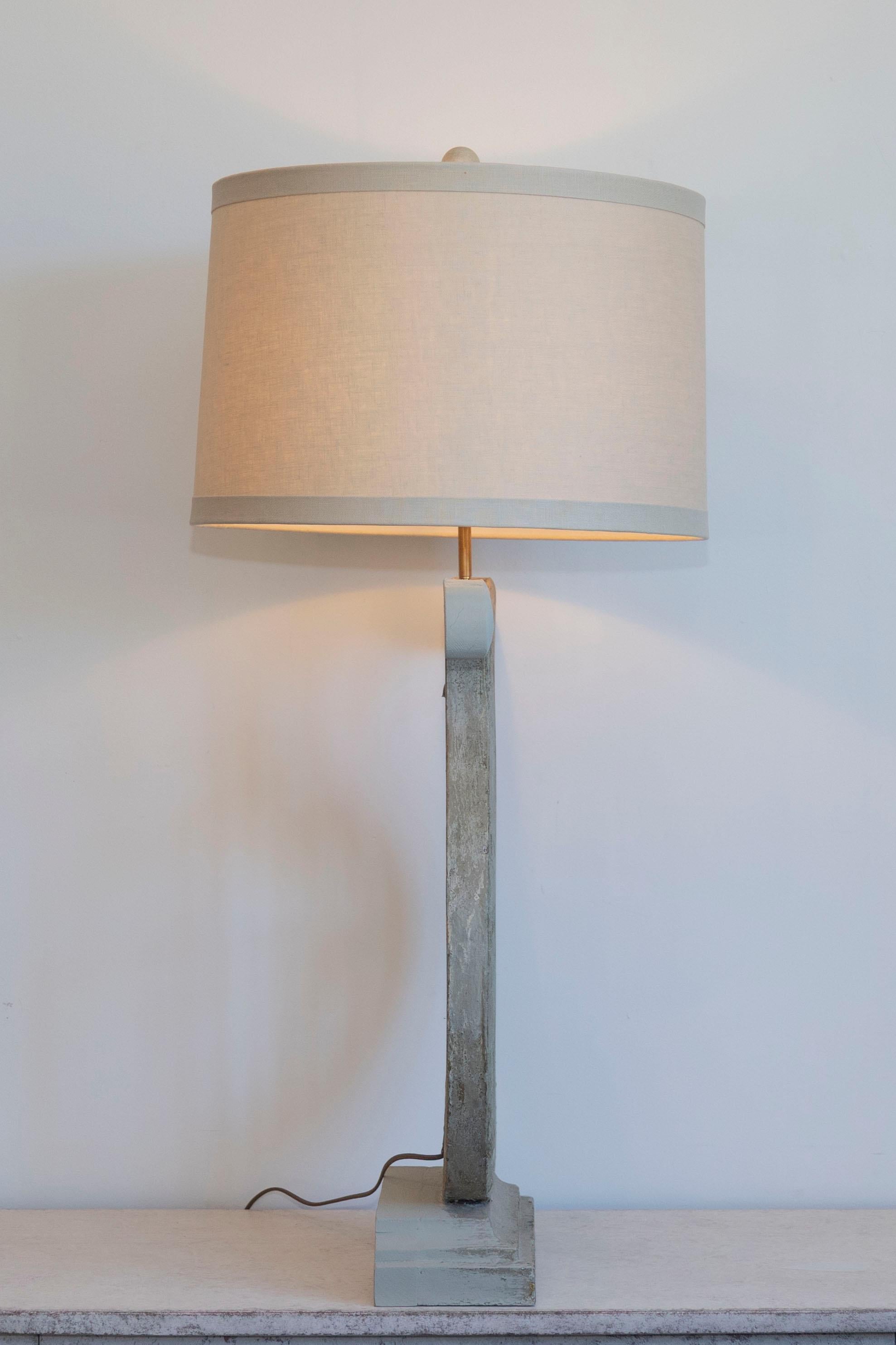 Français Lampe de table lyre gustavienne française du 19ème siècle en bois vieilli avec abat-jour en vente