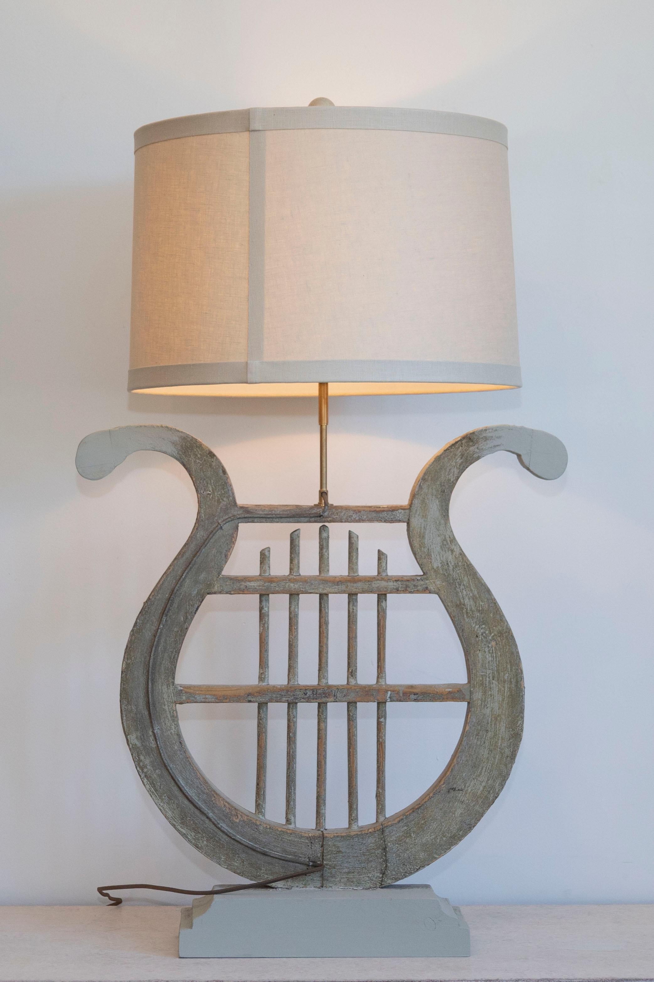 Peint Lampe de table lyre gustavienne française du 19ème siècle en bois vieilli avec abat-jour en vente