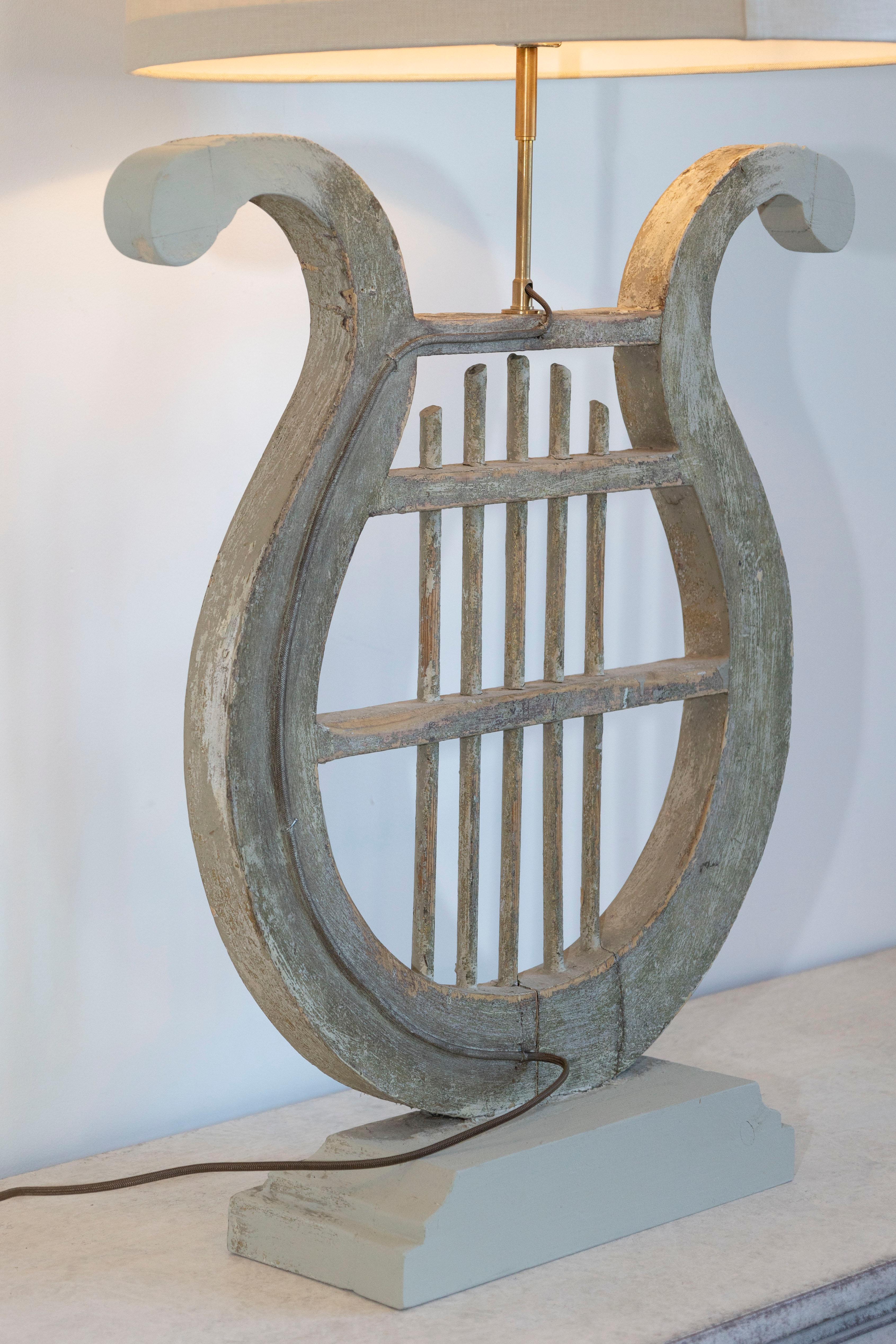 Lampe de table lyre gustavienne française du 19ème siècle en bois vieilli avec abat-jour Bon état - En vente à Atlanta, GA