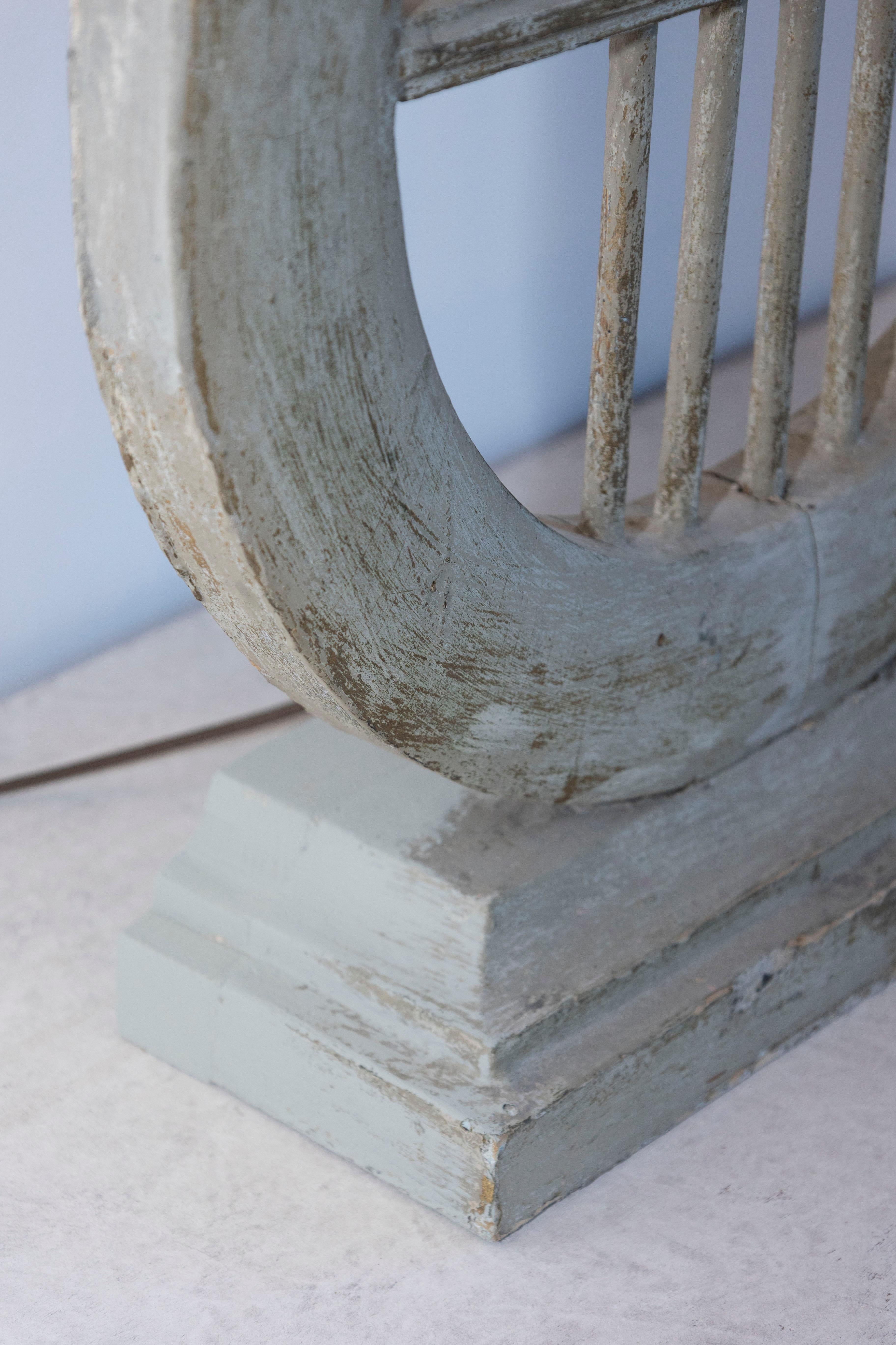 Pin Lampe de table lyre gustavienne française du 19ème siècle en bois vieilli avec abat-jour en vente