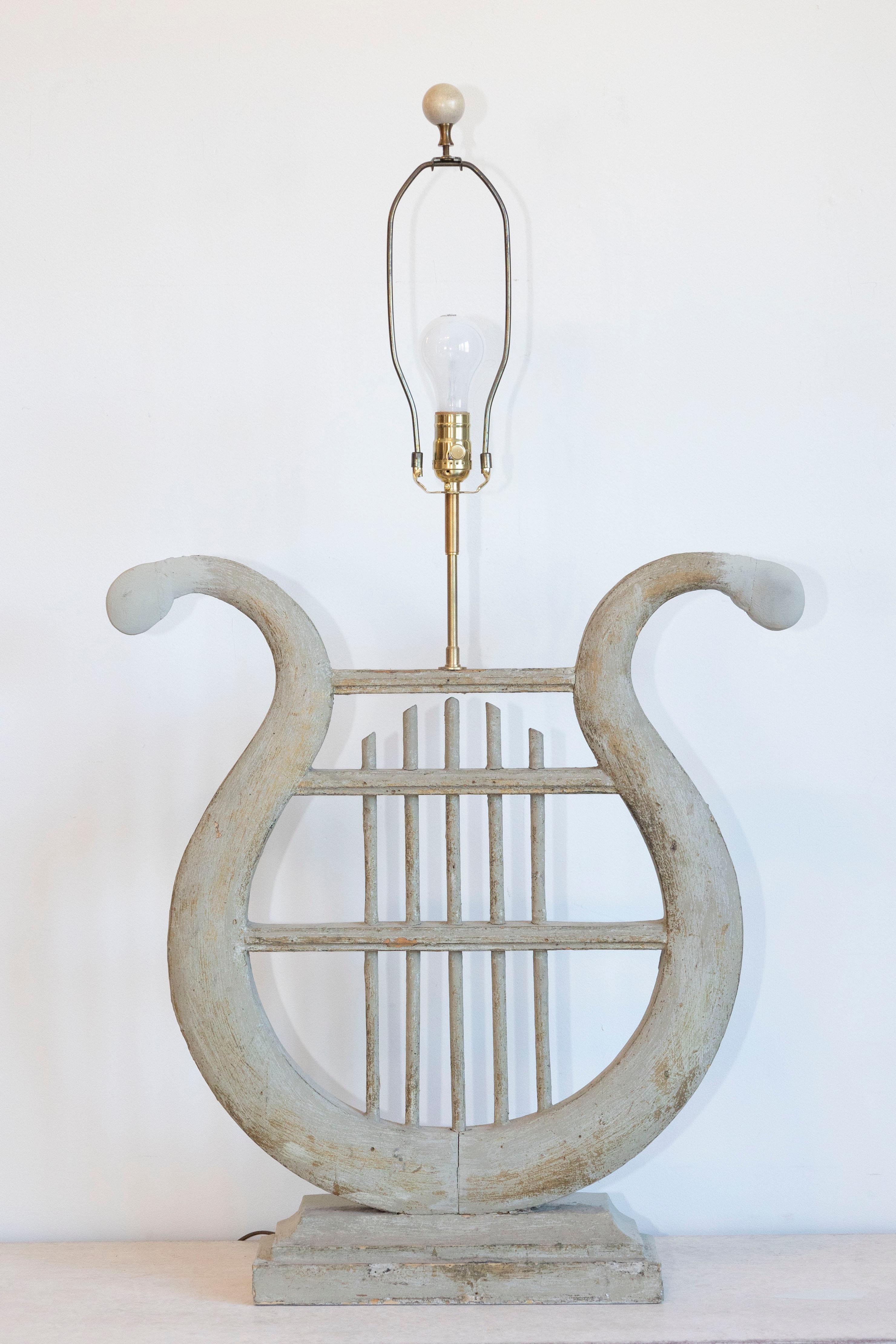 Lampe de table lyre gustavienne française du 19ème siècle en bois vieilli avec abat-jour en vente 1