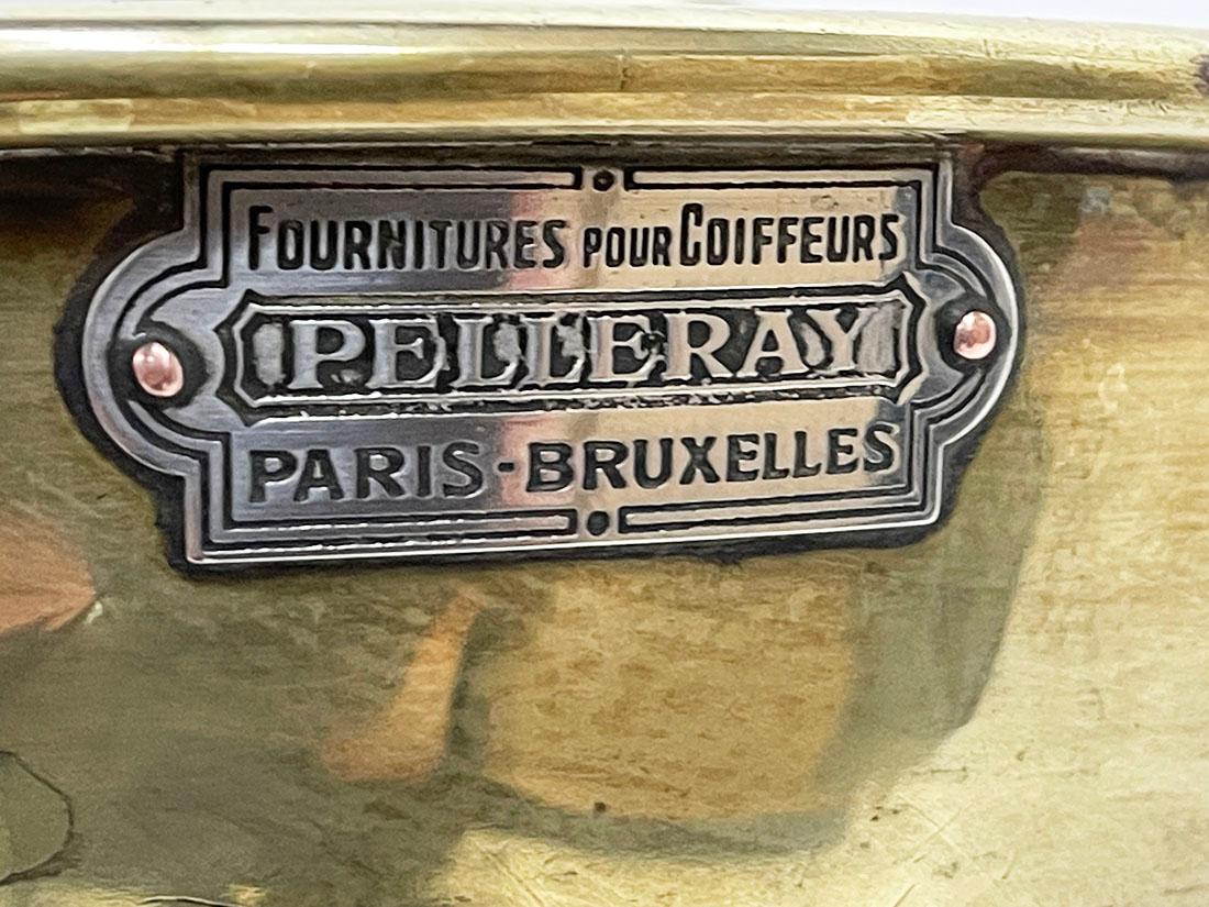 Französisches Friseurwaschbecken aus dem 19. 

Französisches Friseurwaschbecken von Pelleray, Paris-Bruxelles, auf einem verstellbaren gusseisernen Sockel mit einem Kupferbecken. Das Waschbecken hat eine Metallplatte mit der Aufschrift 