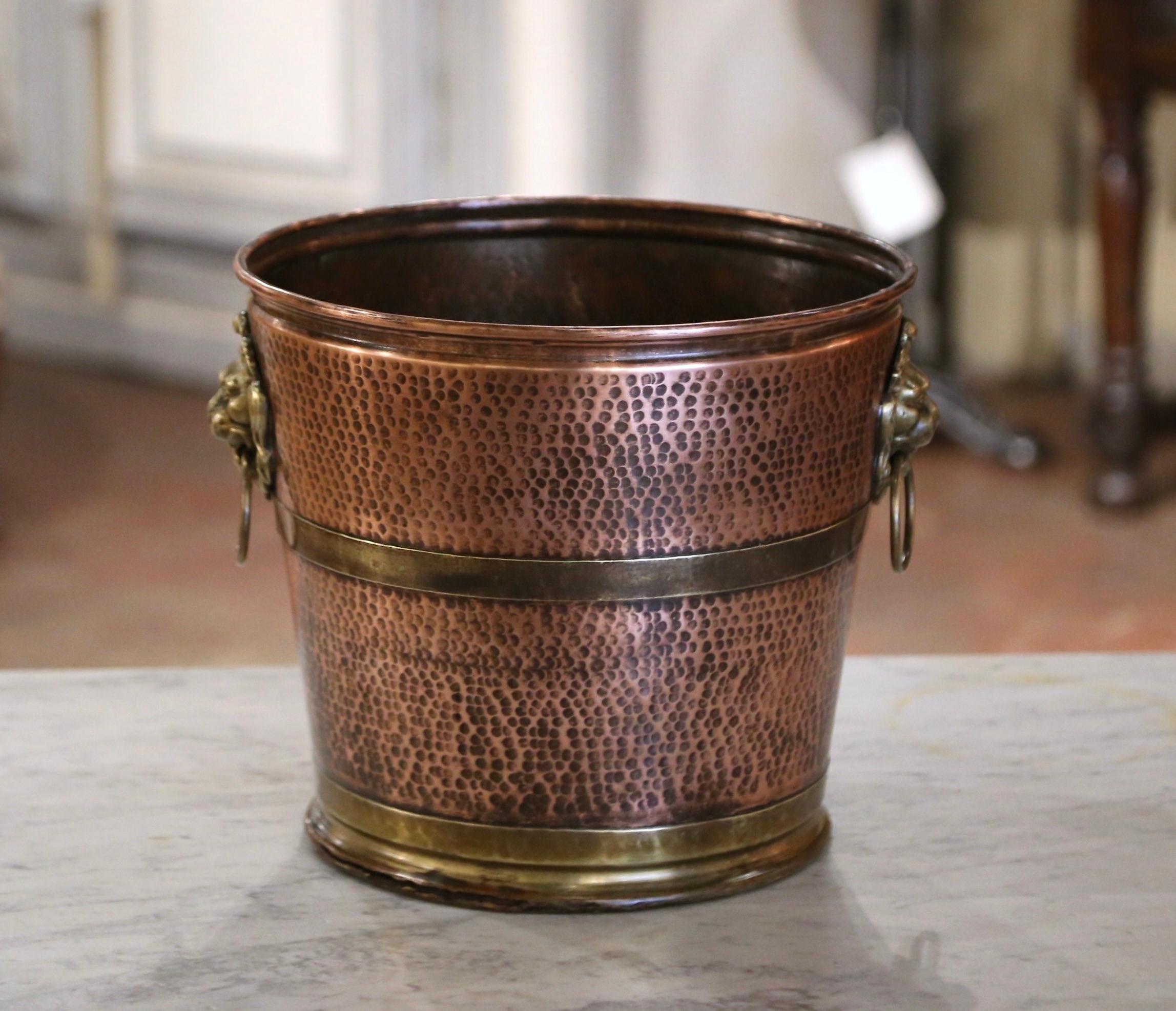 Cesto circolare o cache-pot francese del XIX secolo in rame e ottone martellato In condizioni discrete in vendita a Dallas, TX