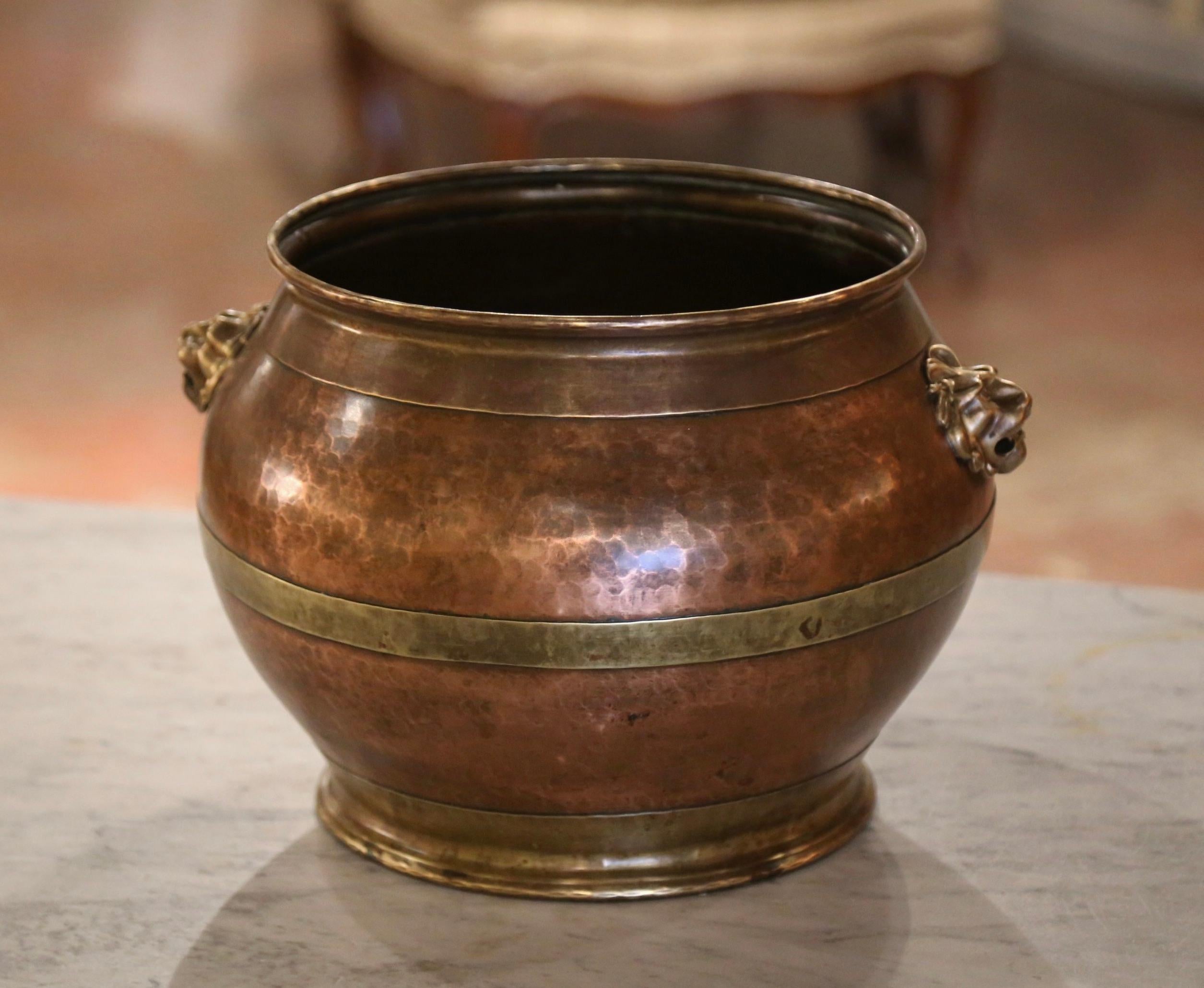 Martellato Jardiniere circolare in rame e ottone martellato francese del XIX secolo in vendita