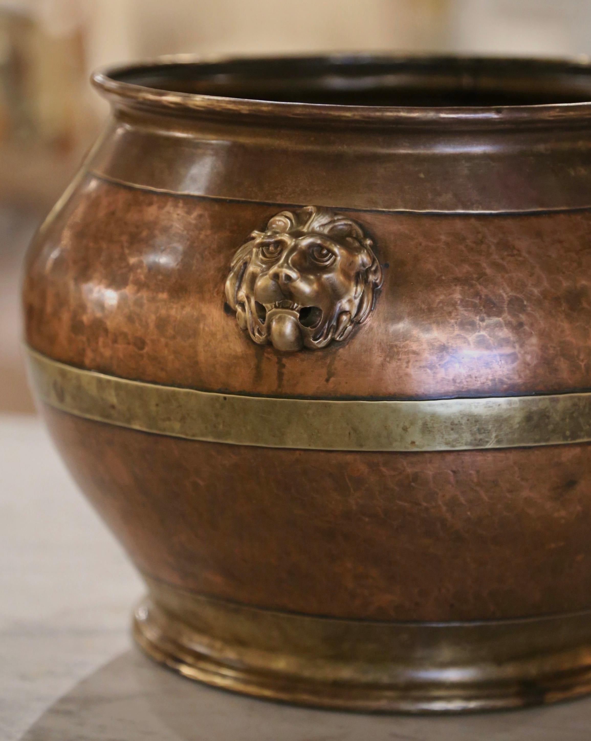 Ottone Jardiniere circolare in rame e ottone martellato francese del XIX secolo in vendita
