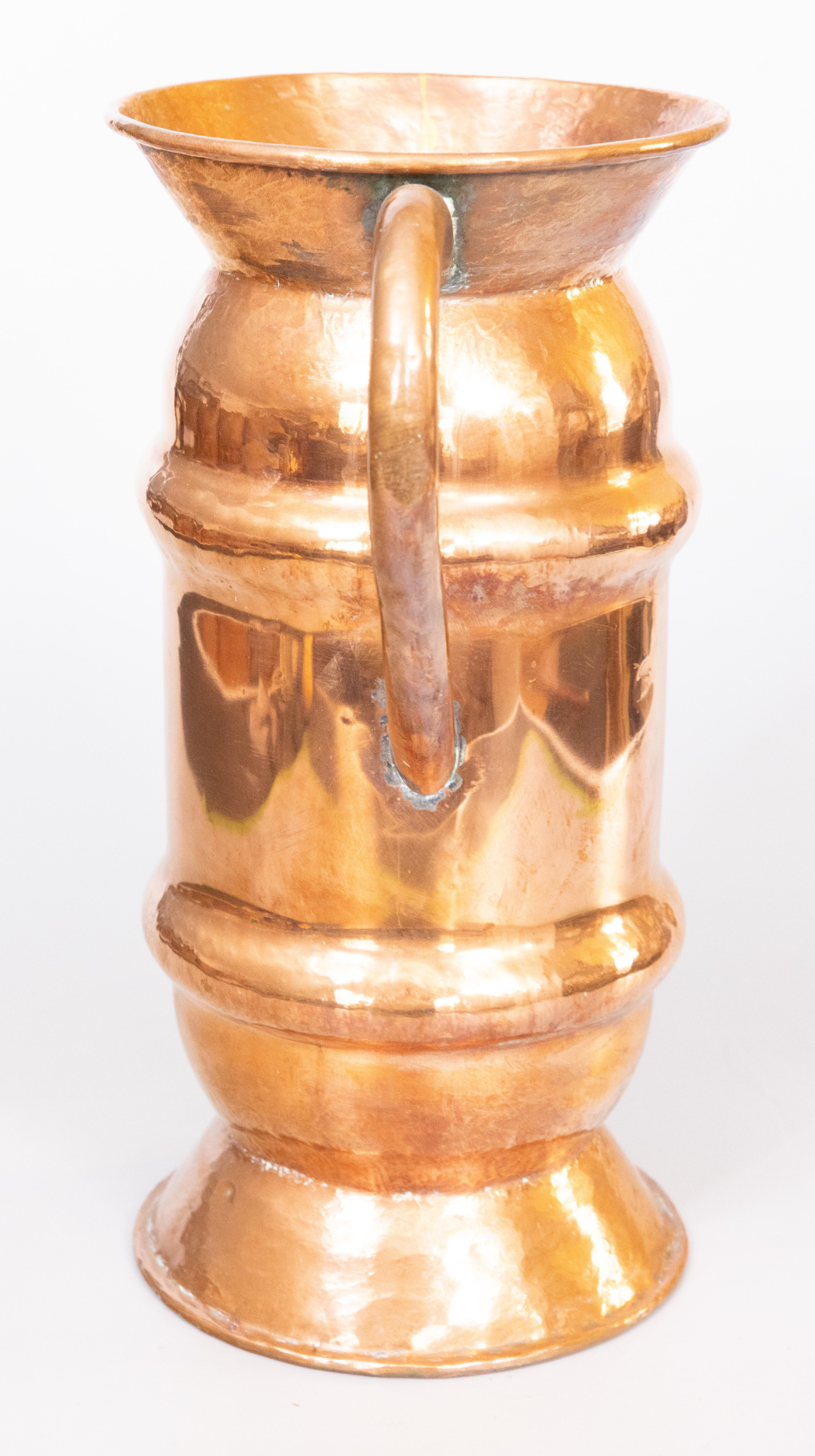 Uno splendido vaso da terra, jardiniere o portaombrelli in rame antico forgiato a mano. Si tratta di un autentico vaso in rame rosso martellato a mano del XIX secolo proveniente dalla Normandia, in Francia, con una patina deliziosa e manici