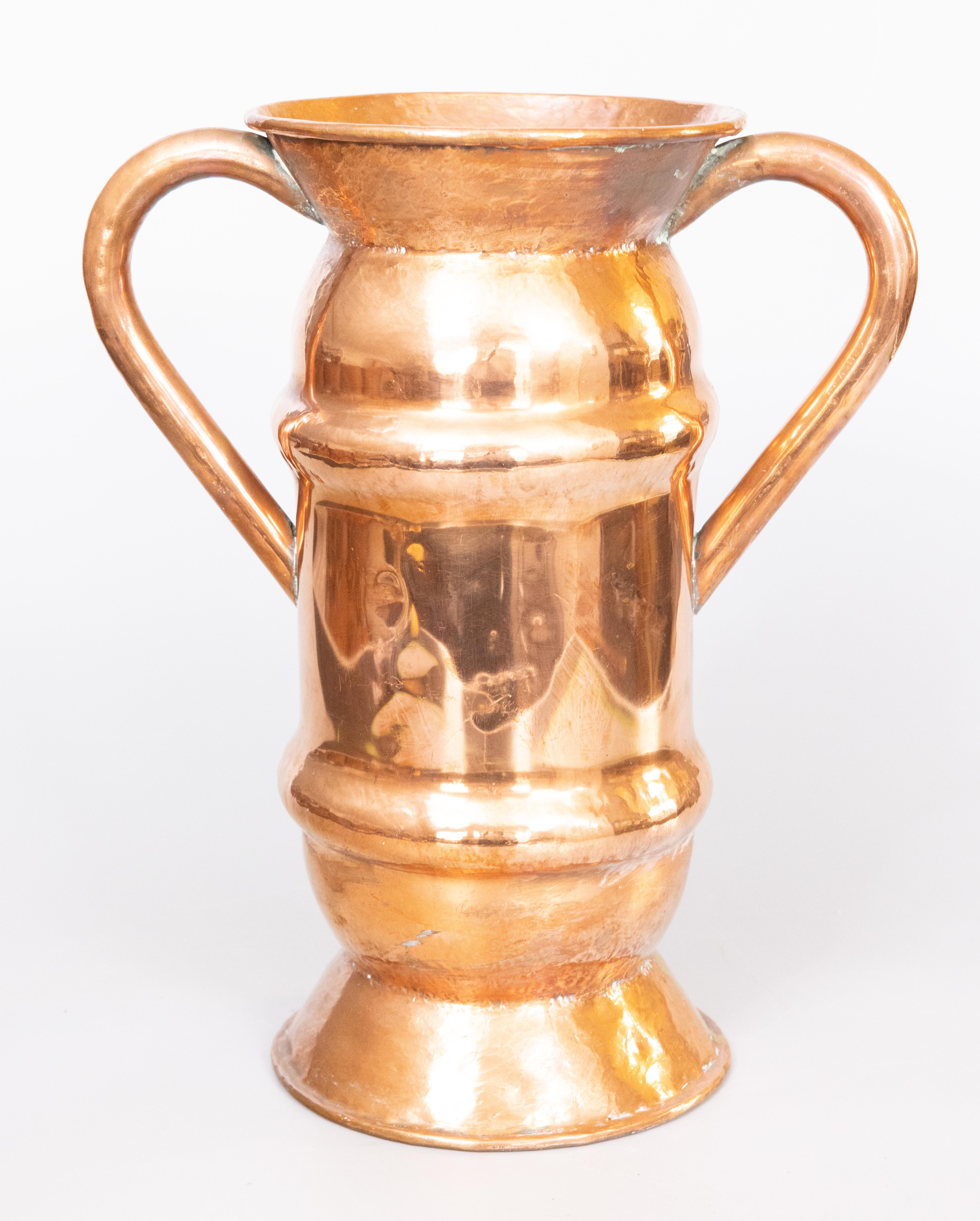 Stile provenzale Vaso da terra in rame martellato francese del XIX secolo con maniglie Portaombrelli in vendita