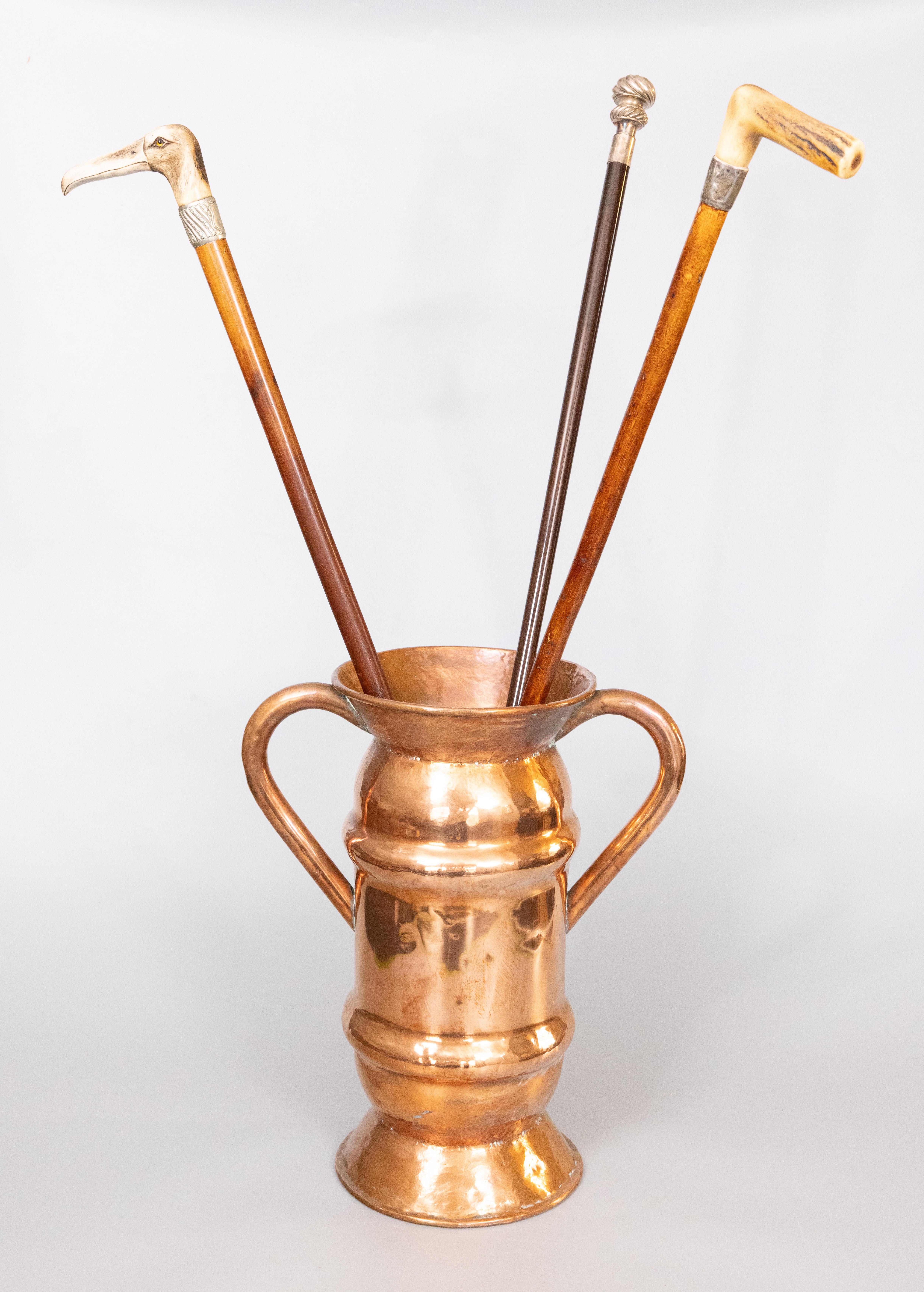 Martellato Vaso da terra in rame martellato francese del XIX secolo con maniglie Portaombrelli in vendita