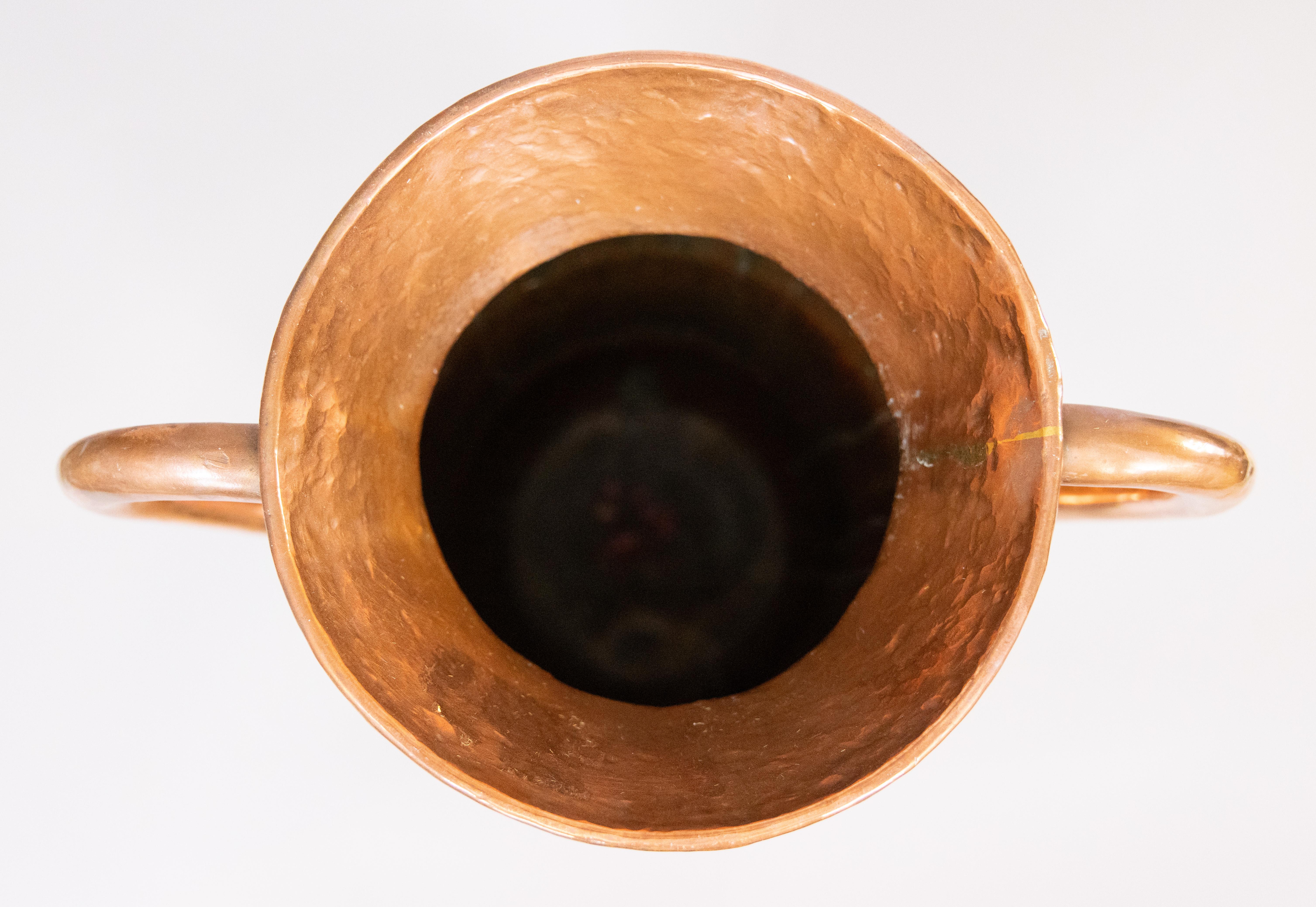 Vaso da terra in rame martellato francese del XIX secolo con maniglie Portaombrelli In condizioni buone in vendita a Pearland, TX