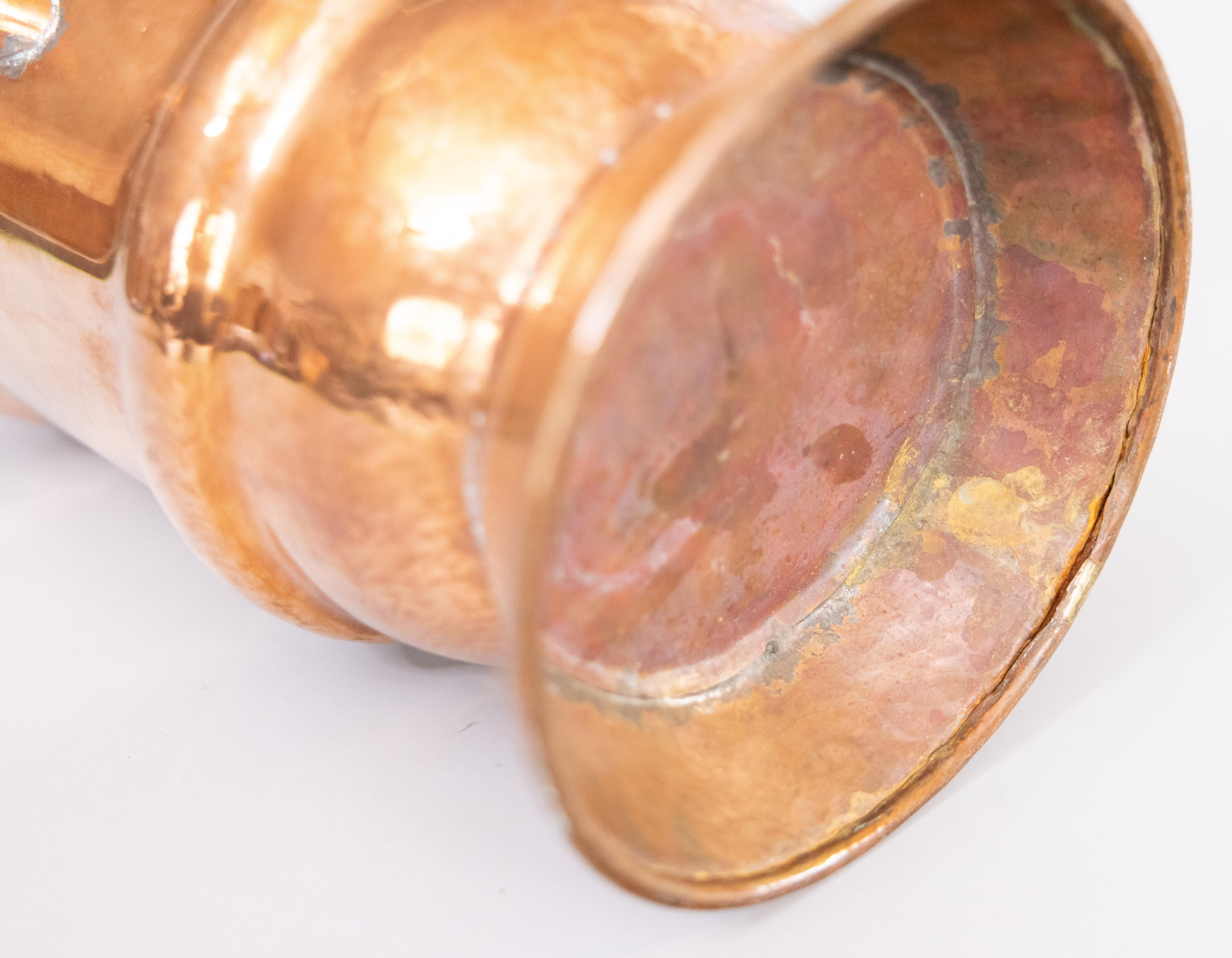 Vaso da terra in rame martellato francese del XIX secolo con maniglie Portaombrelli in vendita 2