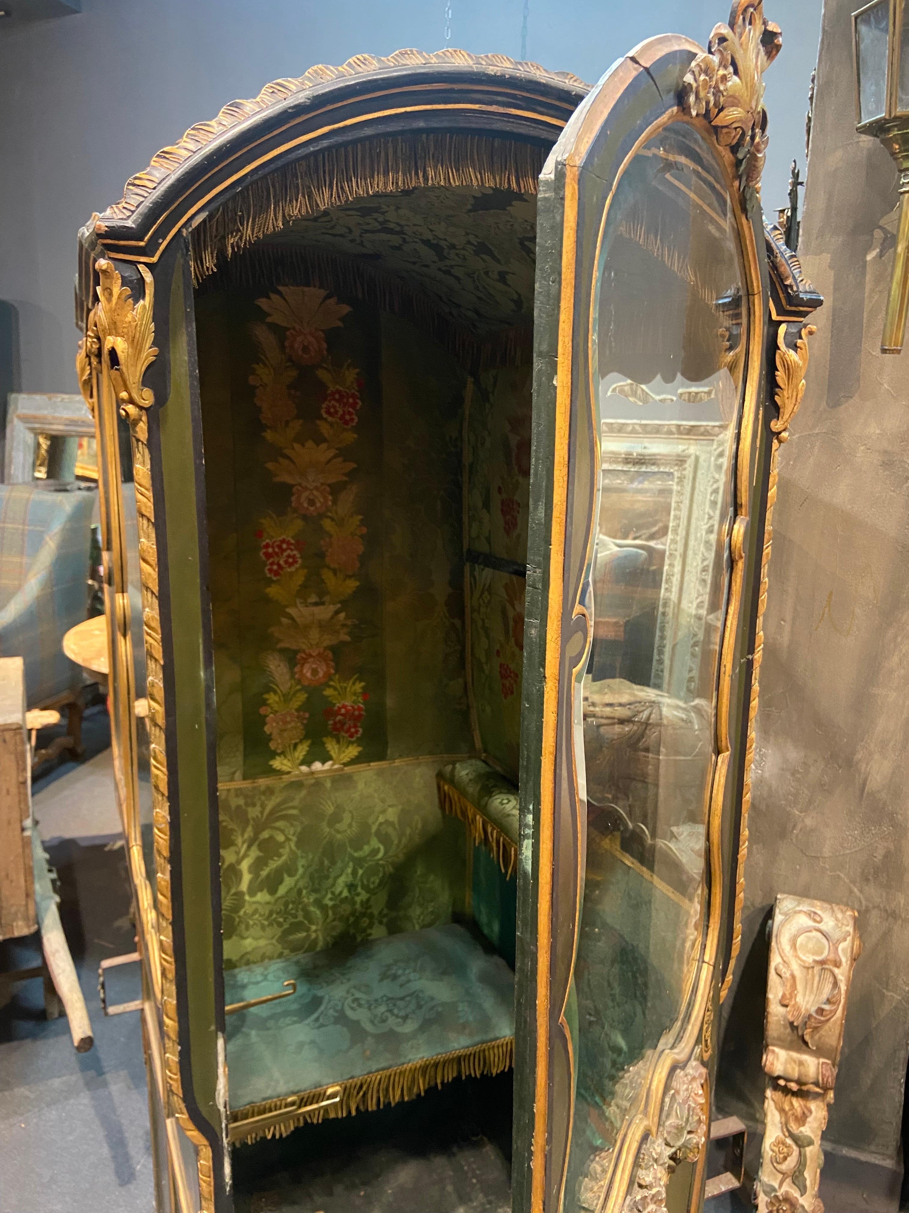 Französischer handgeschnitzter und handbemalter Sedan-Stuhl im Louis-XV-Stil aus dem 19. Jahrhundert (Louis XV.) im Angebot