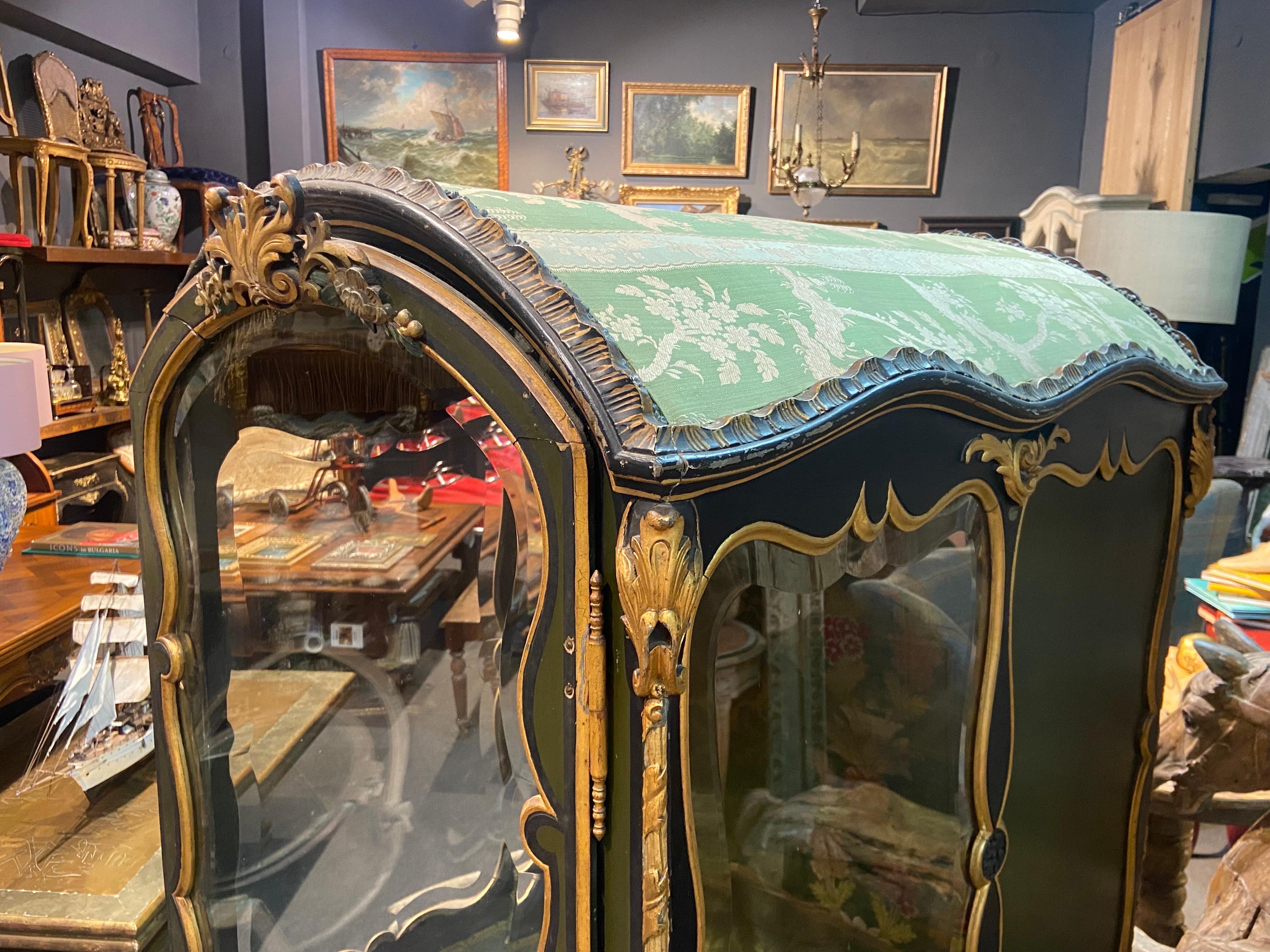 19th Century French Hand Carved and Hand Painted Sedan Chair in Louis XV Style In Good Condition For Sale In Sofia, BG