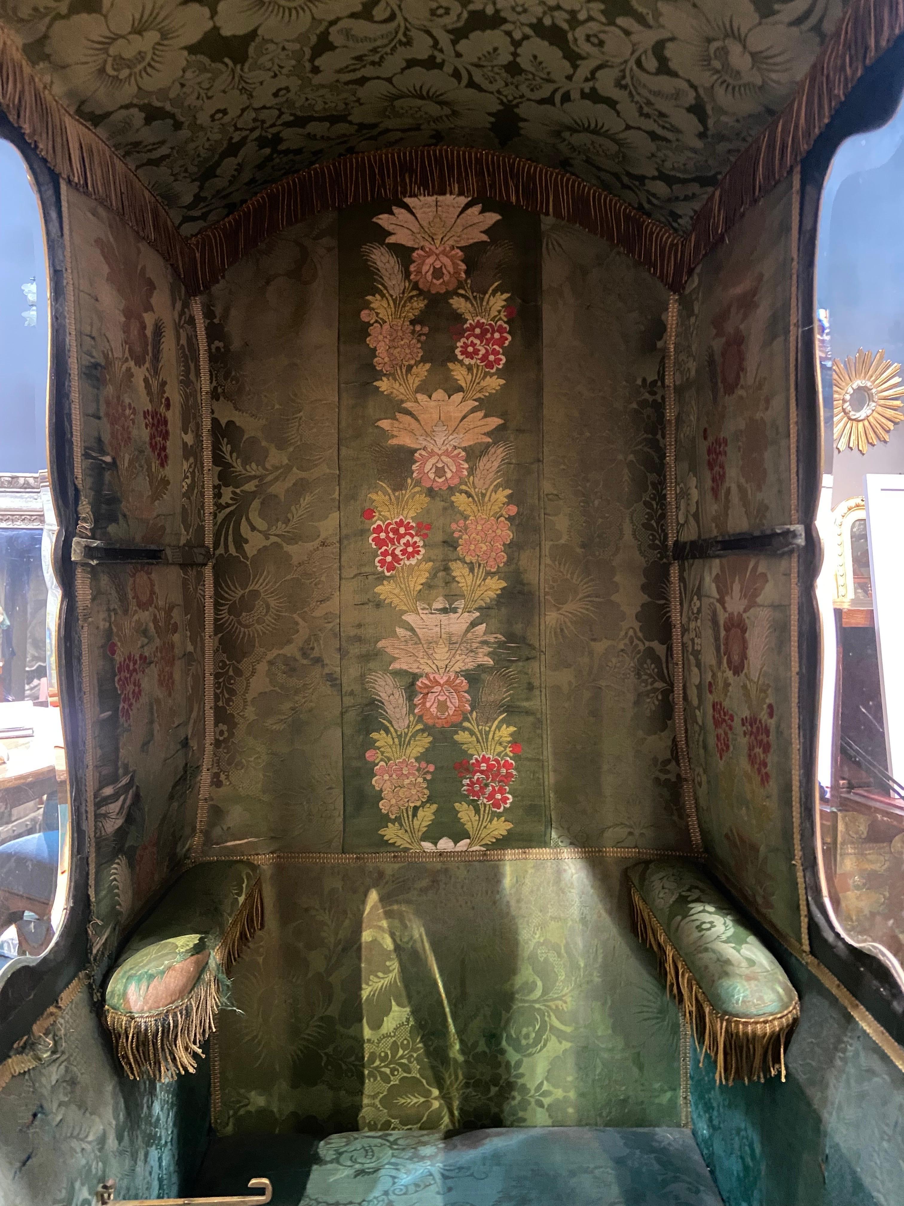Französischer handgeschnitzter und handbemalter Sedan-Stuhl im Louis-XV-Stil aus dem 19. Jahrhundert im Angebot 3