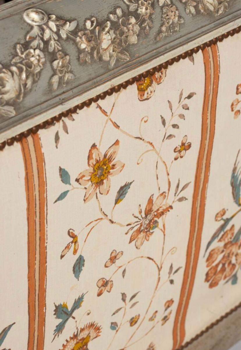 Französischer handgeschnitzter und bemalter Holzbettrahmen aus dem 19. Jahrhundert, Louis XV.-Periode (Handgeschnitzt) im Angebot